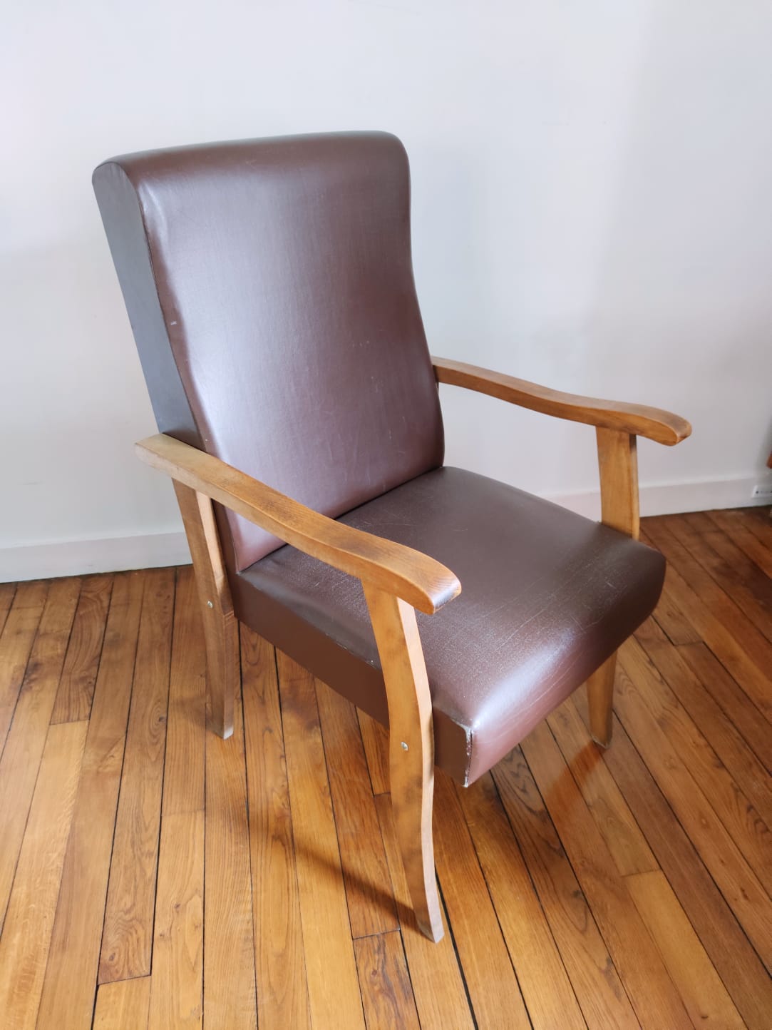 Paire de fauteuils moleskine marron