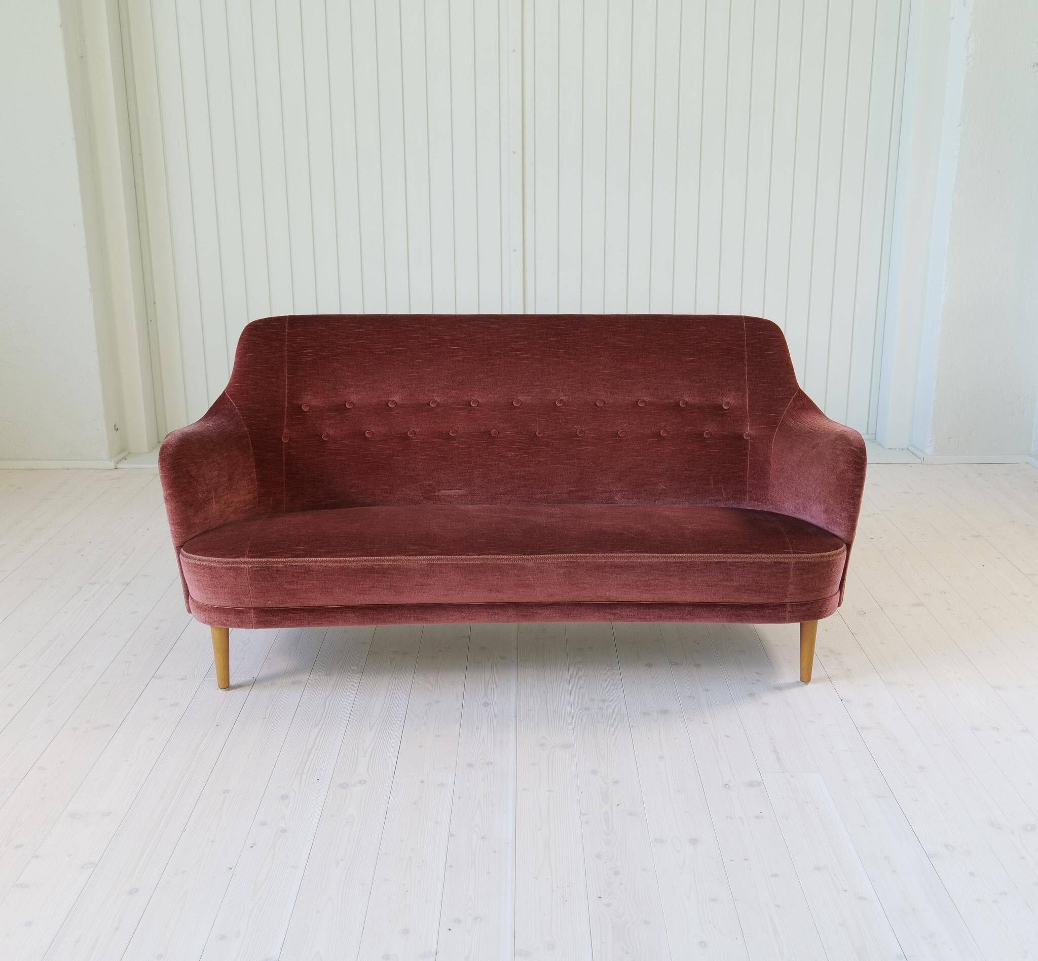 "Samsas" canapé in rare velvet by Carl Malmsten from the mid-century, Sweden, 1960s.