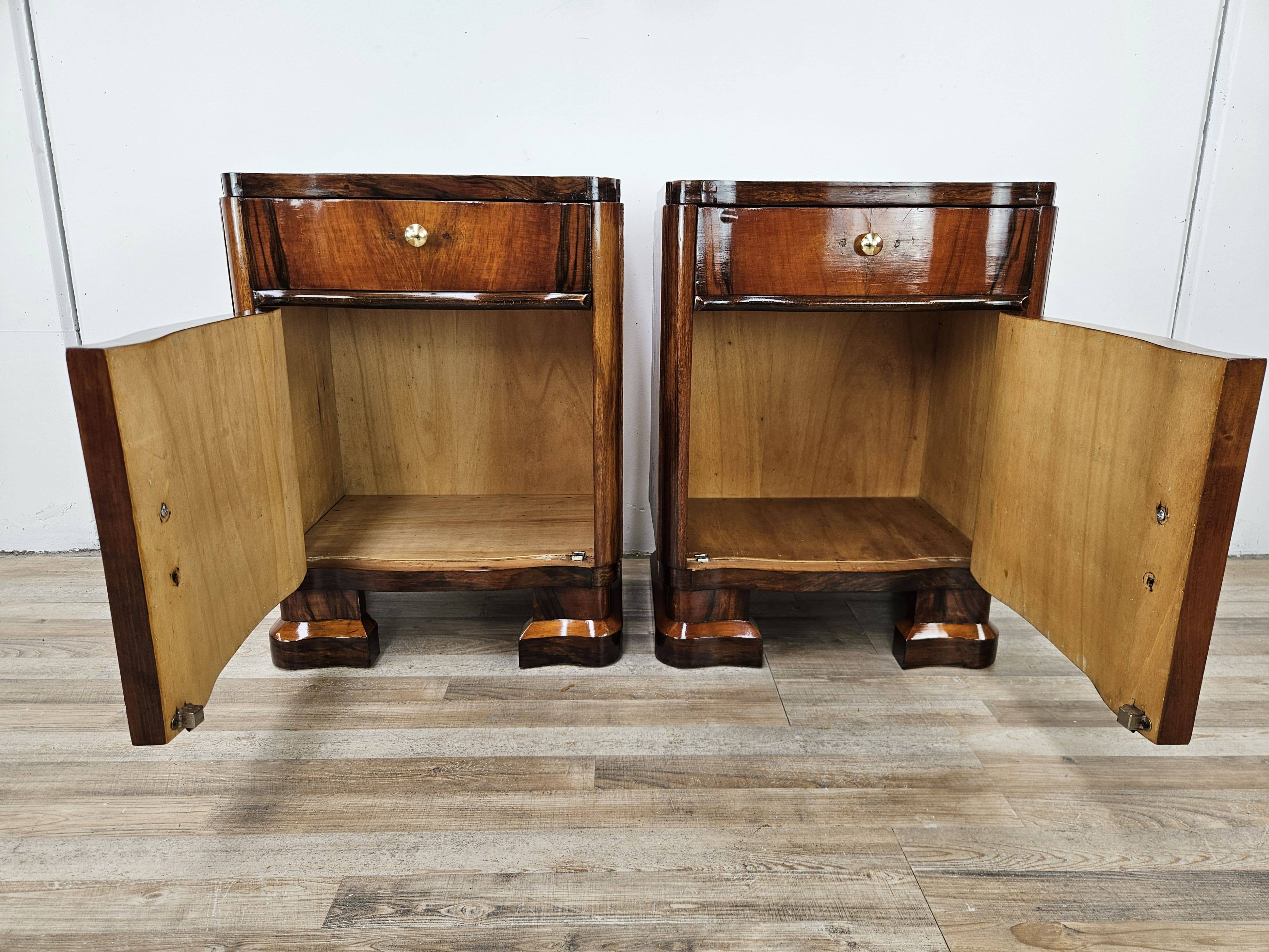 Art Decò bedside tables in walnut burl with brass knobs