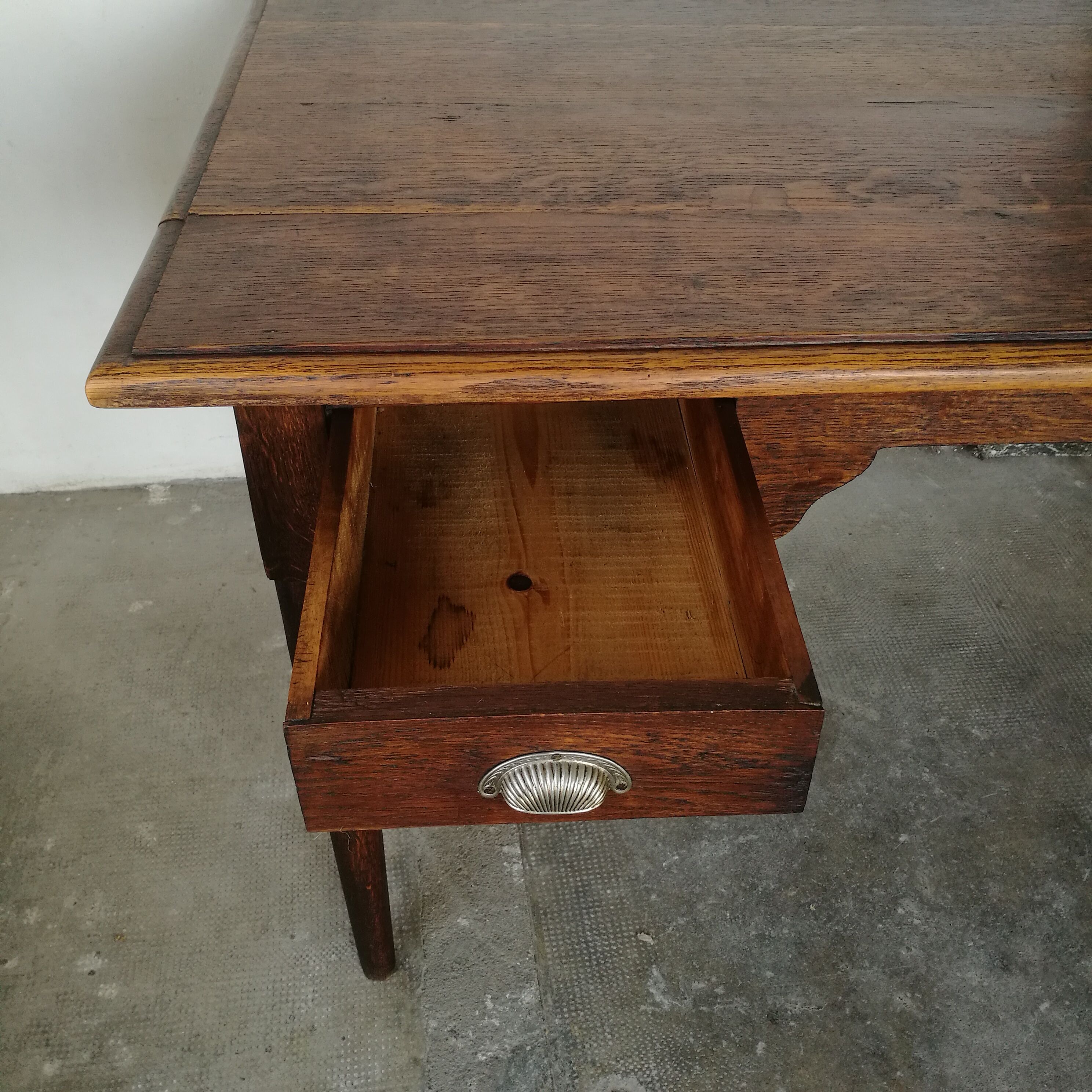 Oak desk, 2 drawers.