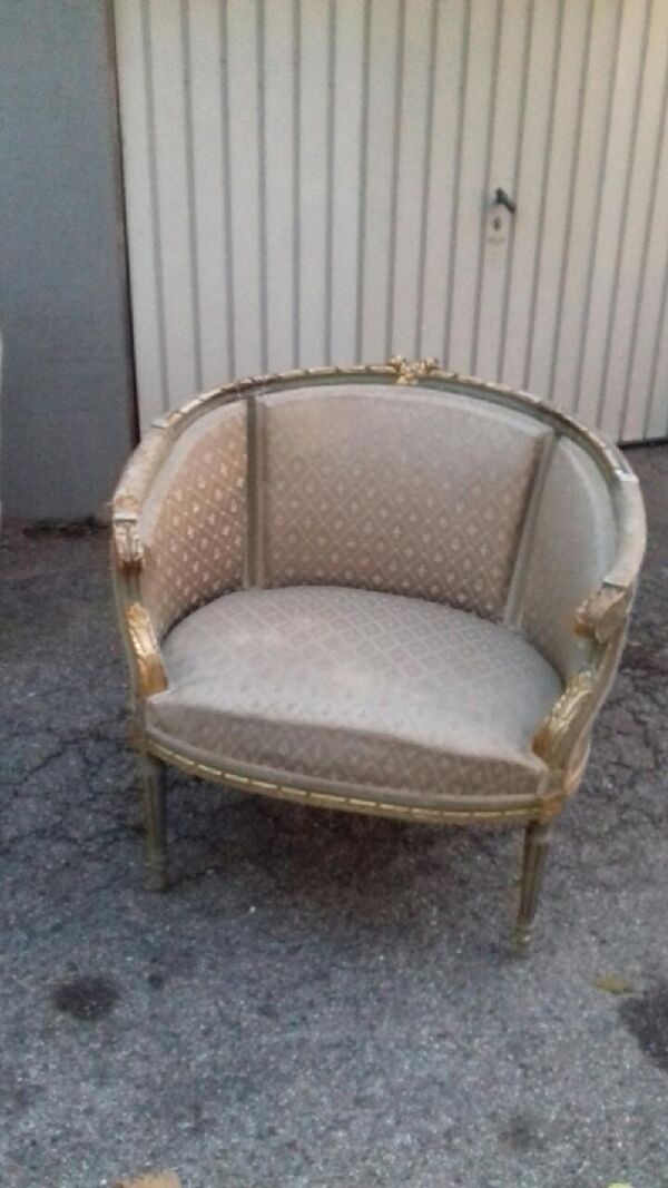 Salon doré deux fauteuils et un canapé forme gondole et une paire de chaises Louis XVI