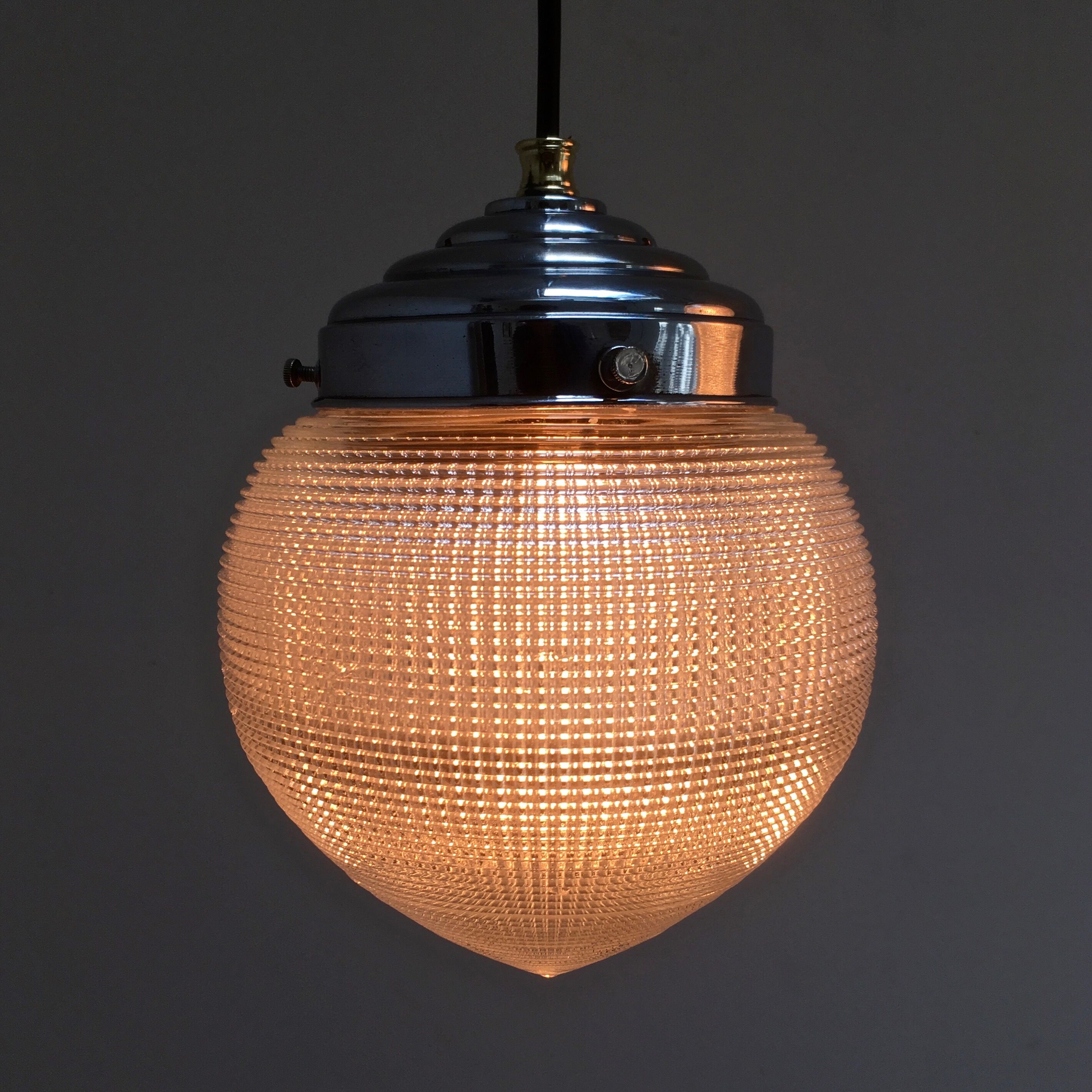 Paire de suspensions Holophane modèle goutte en verre strié circa 1940