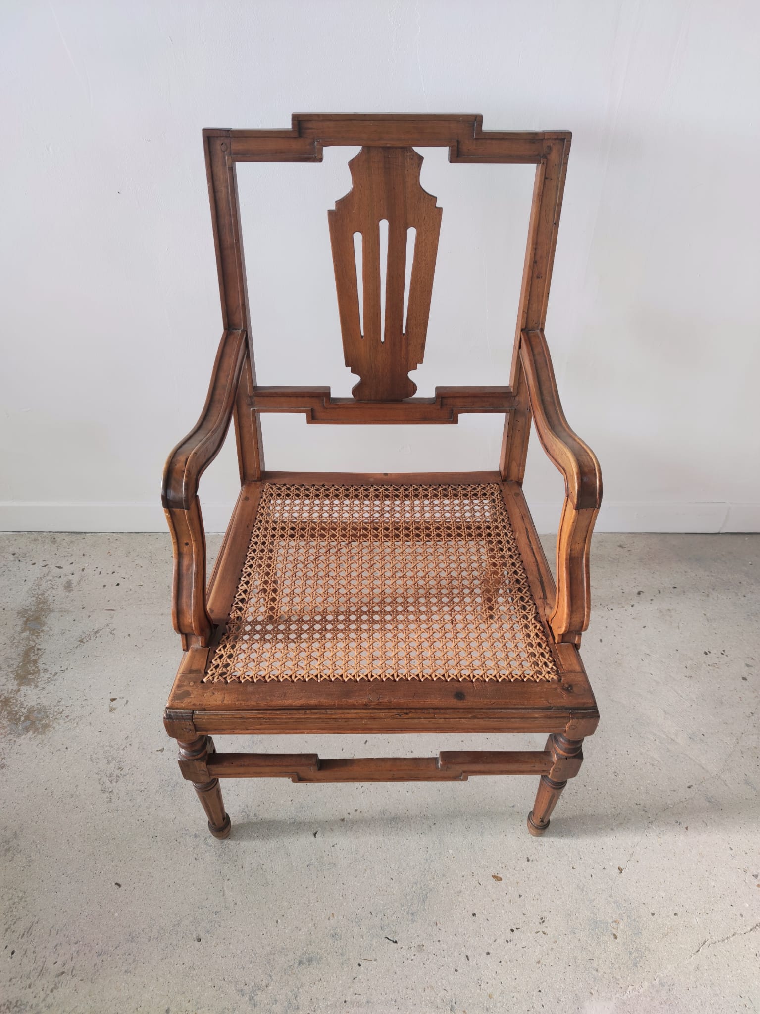 Fauteuil canné en bois naturel