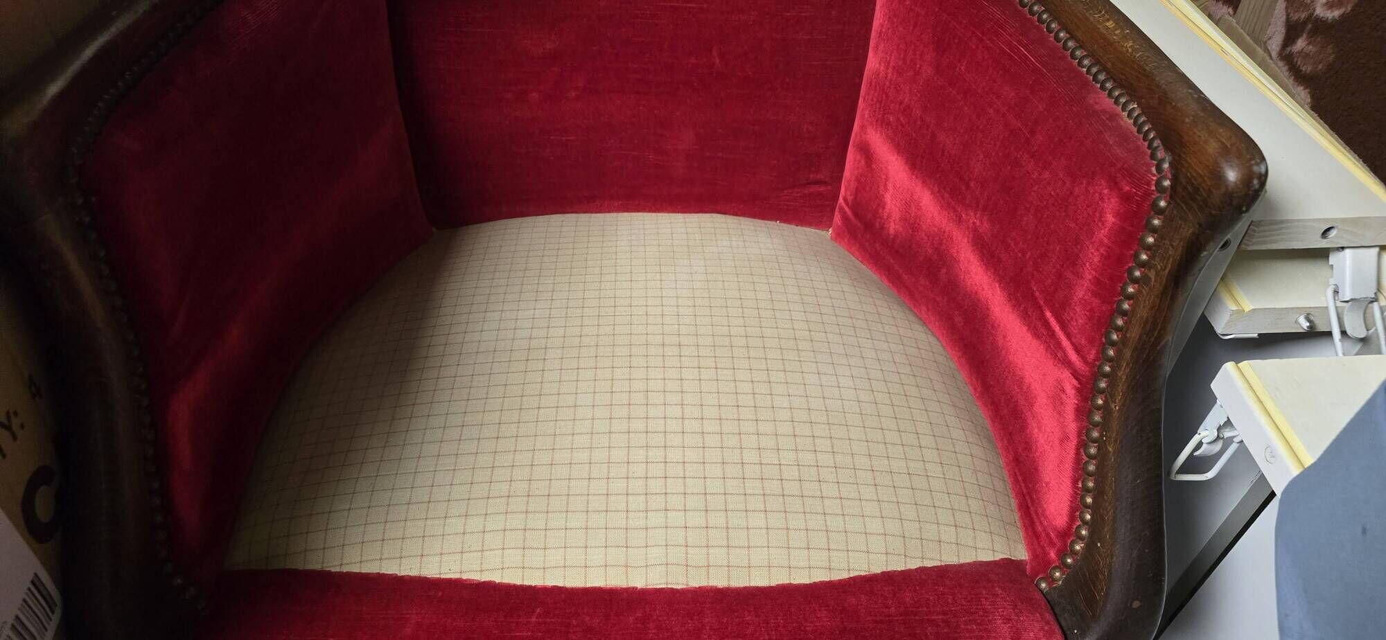 Paire de fauteuils bergère style Louis XV en velours rouge