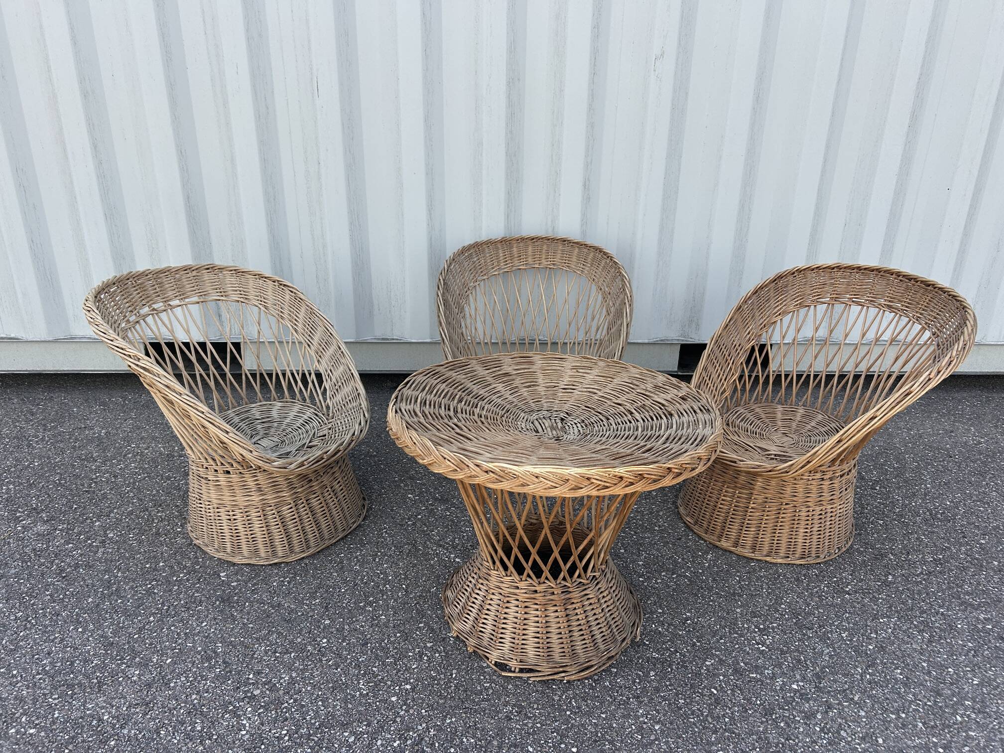 salon avec 3 fauteuils en osier