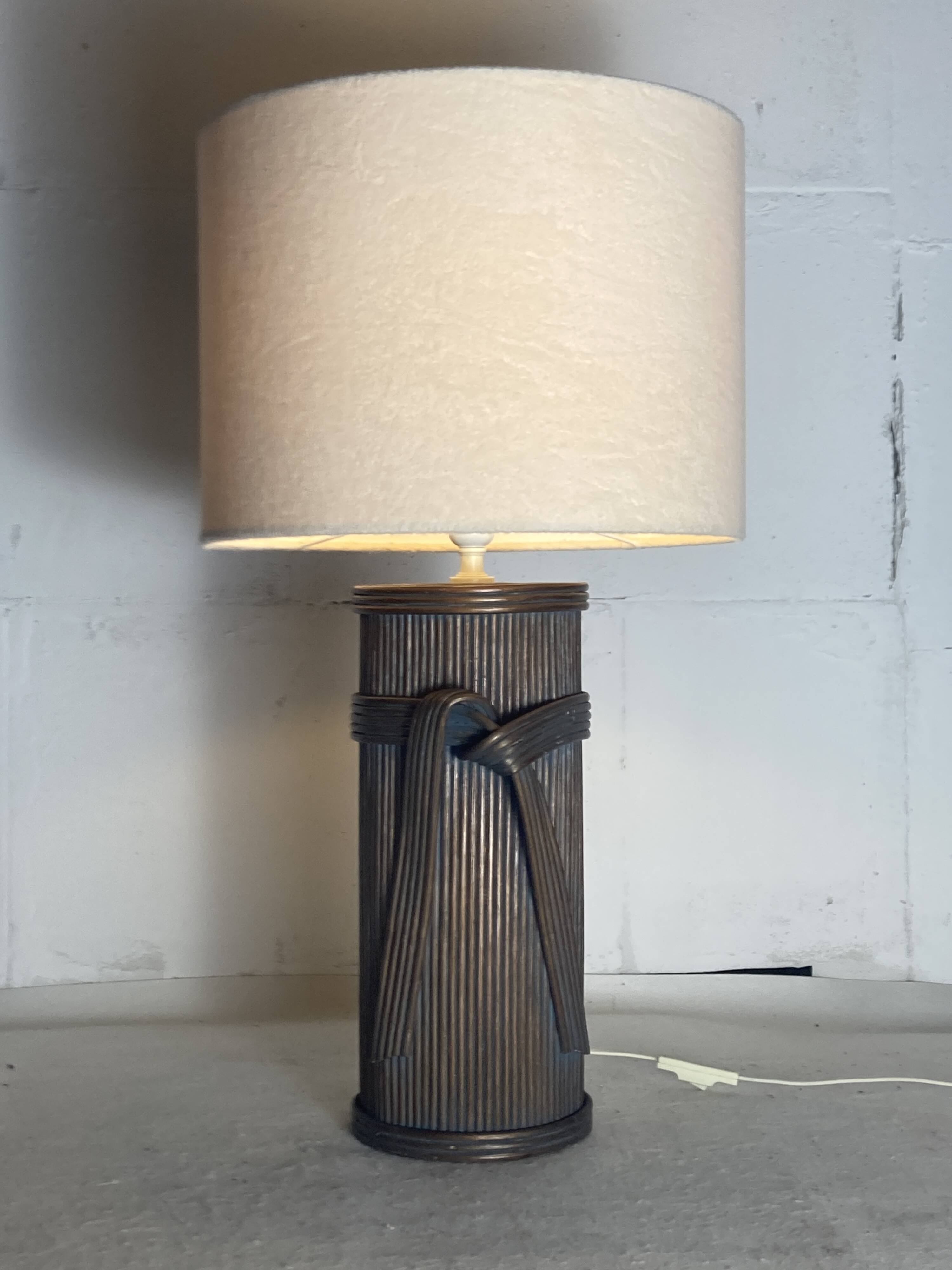 Grande lampe de table pilier en bambou et rotin en roseau, abat-jour bouclé, Italie années 1970