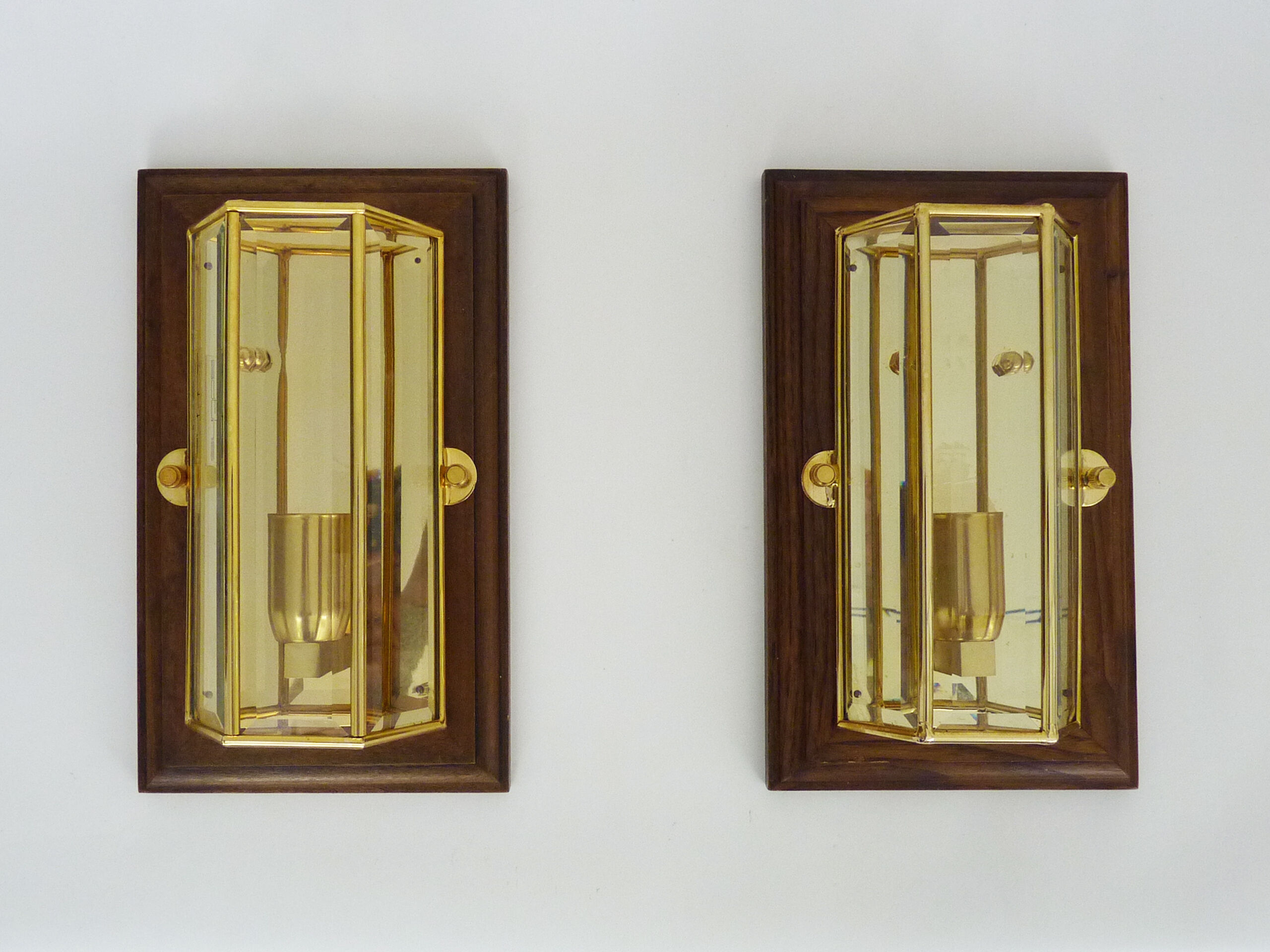 Paire d'appliques murales Sothis, structure bois, laiton et 3 faces en verre biseauté
