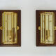 Paire d'appliques murales Sothis, structure bois, laiton et 3 faces en verre biseauté