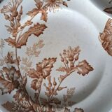 Assiettes anciennes en faïence terre de fer accompagnées de plats