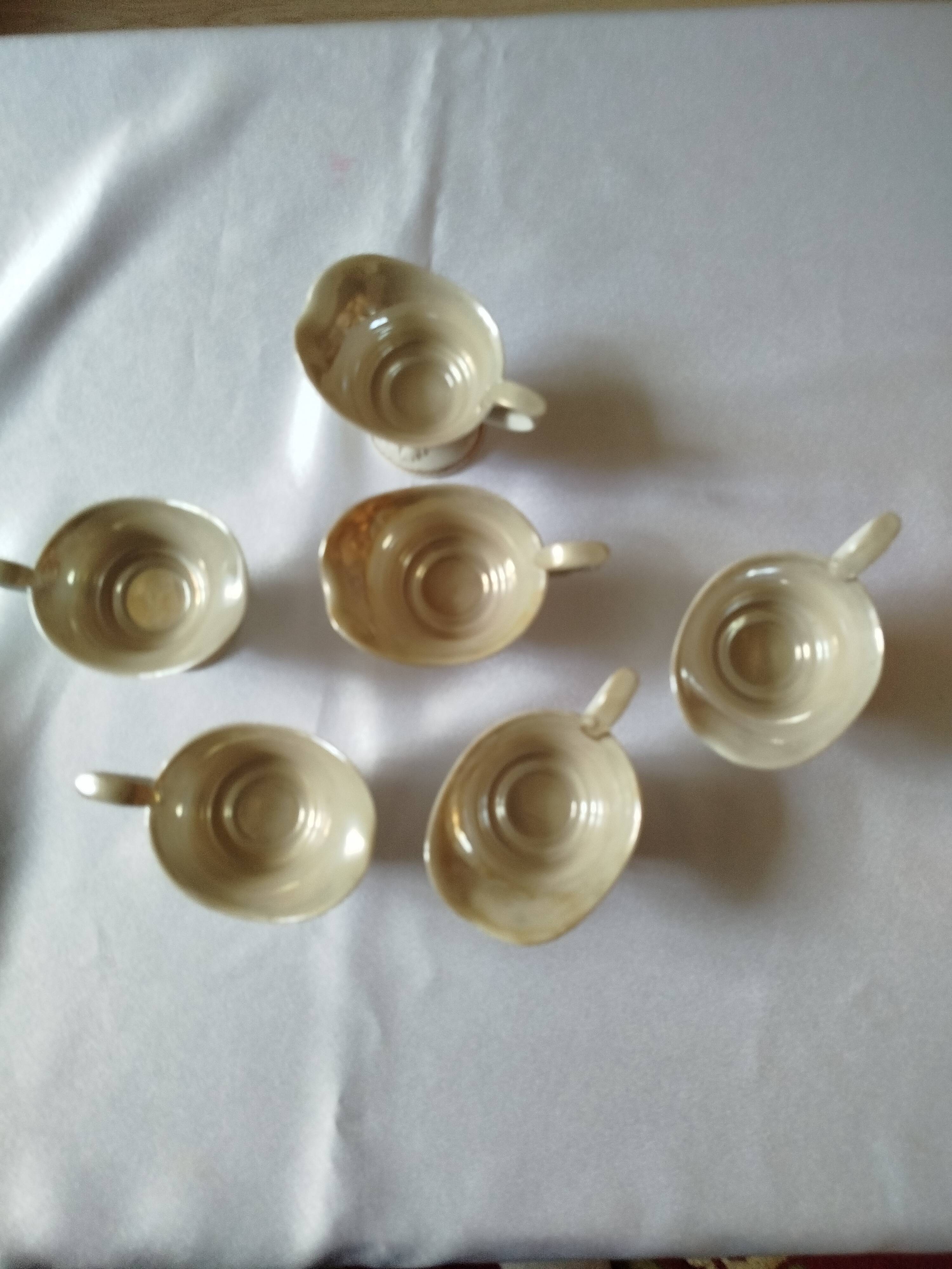 Service en porcelaine d’art relief 16 pièces signé DR – 1991 design studio