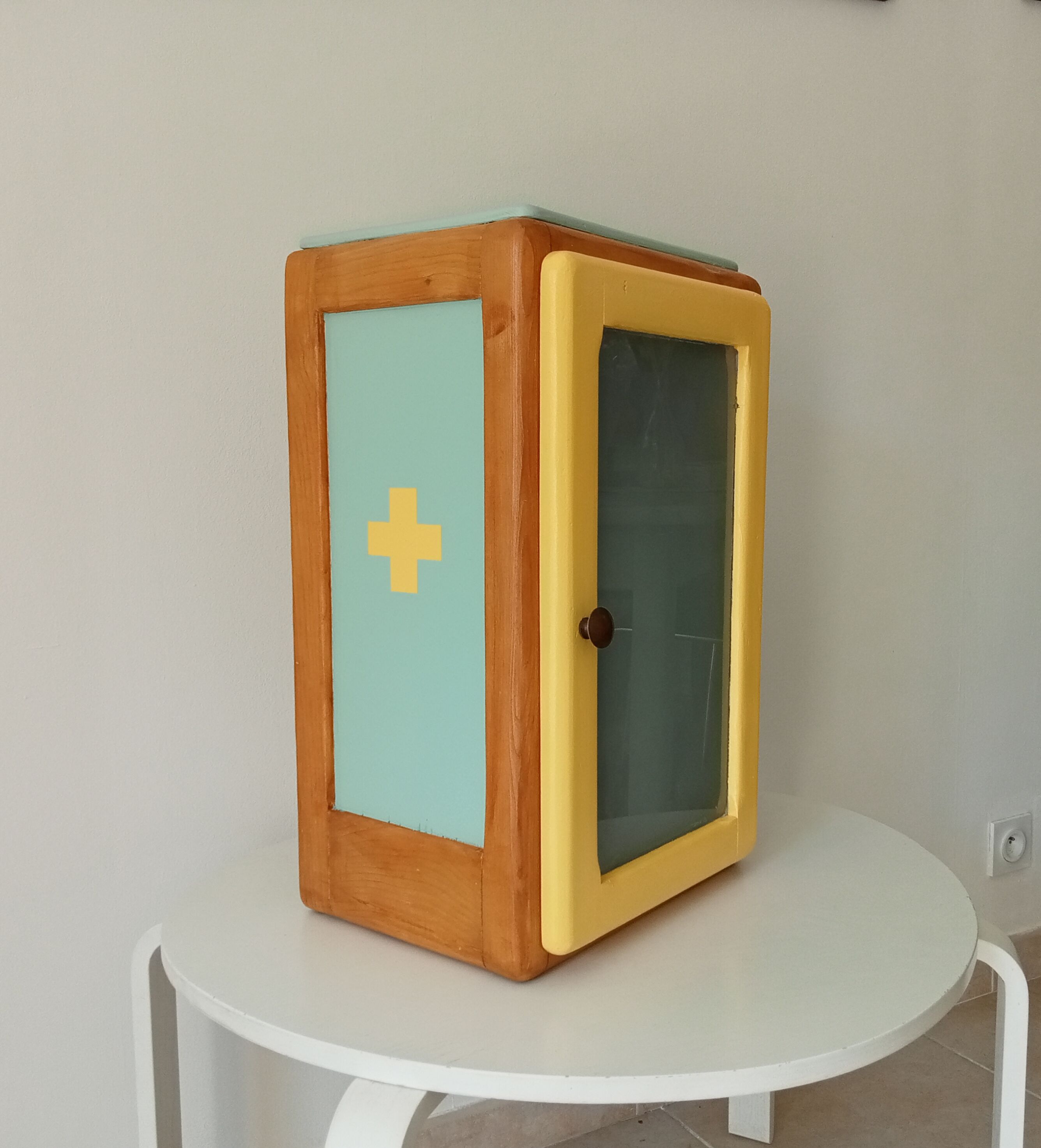 Vintage medicine cabinet 50s