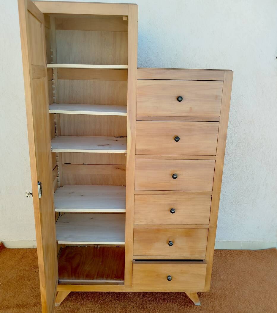 Asymmetrical furniture with compass feet from the 50s/60s