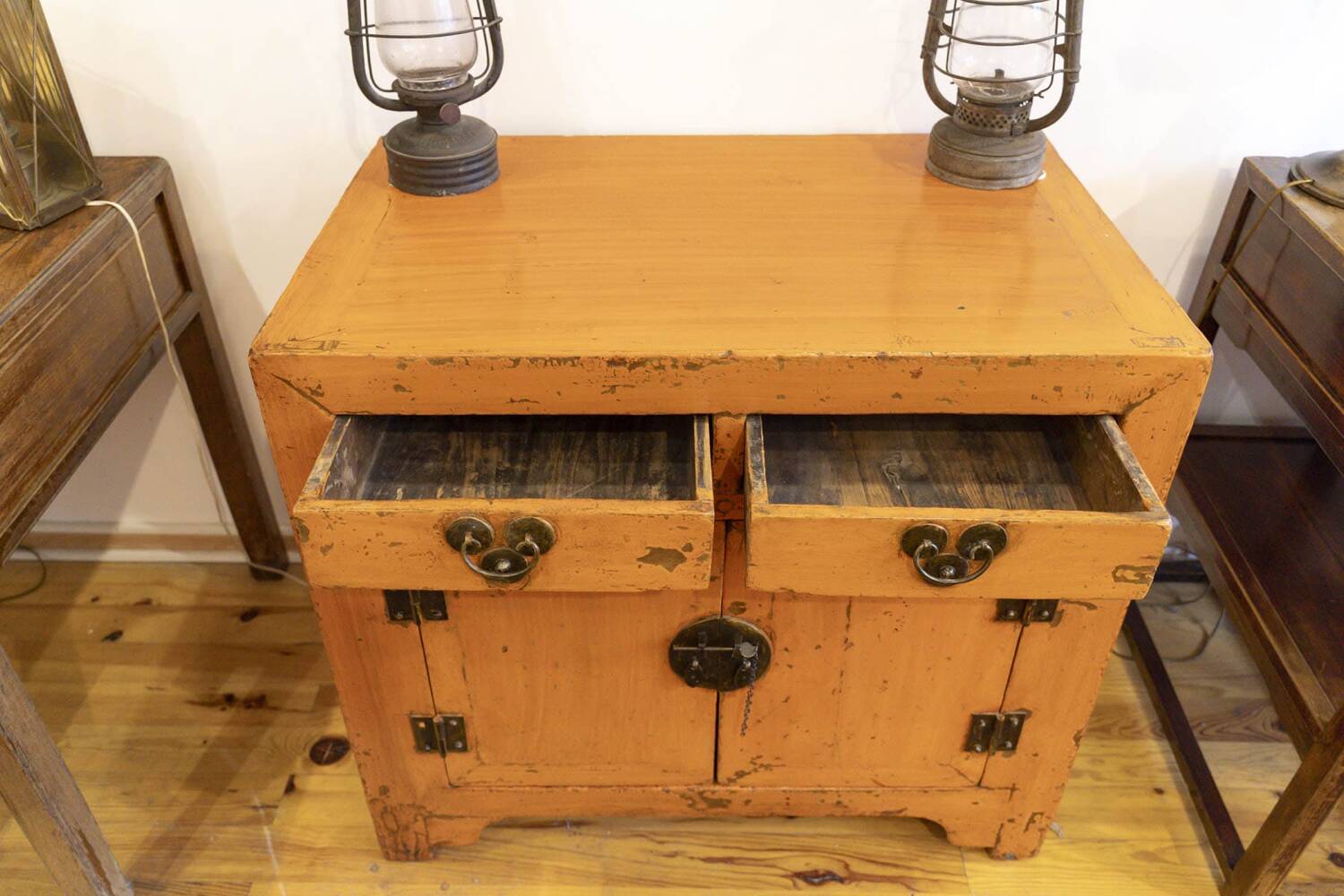 Buffet in ancient Chinese elm.