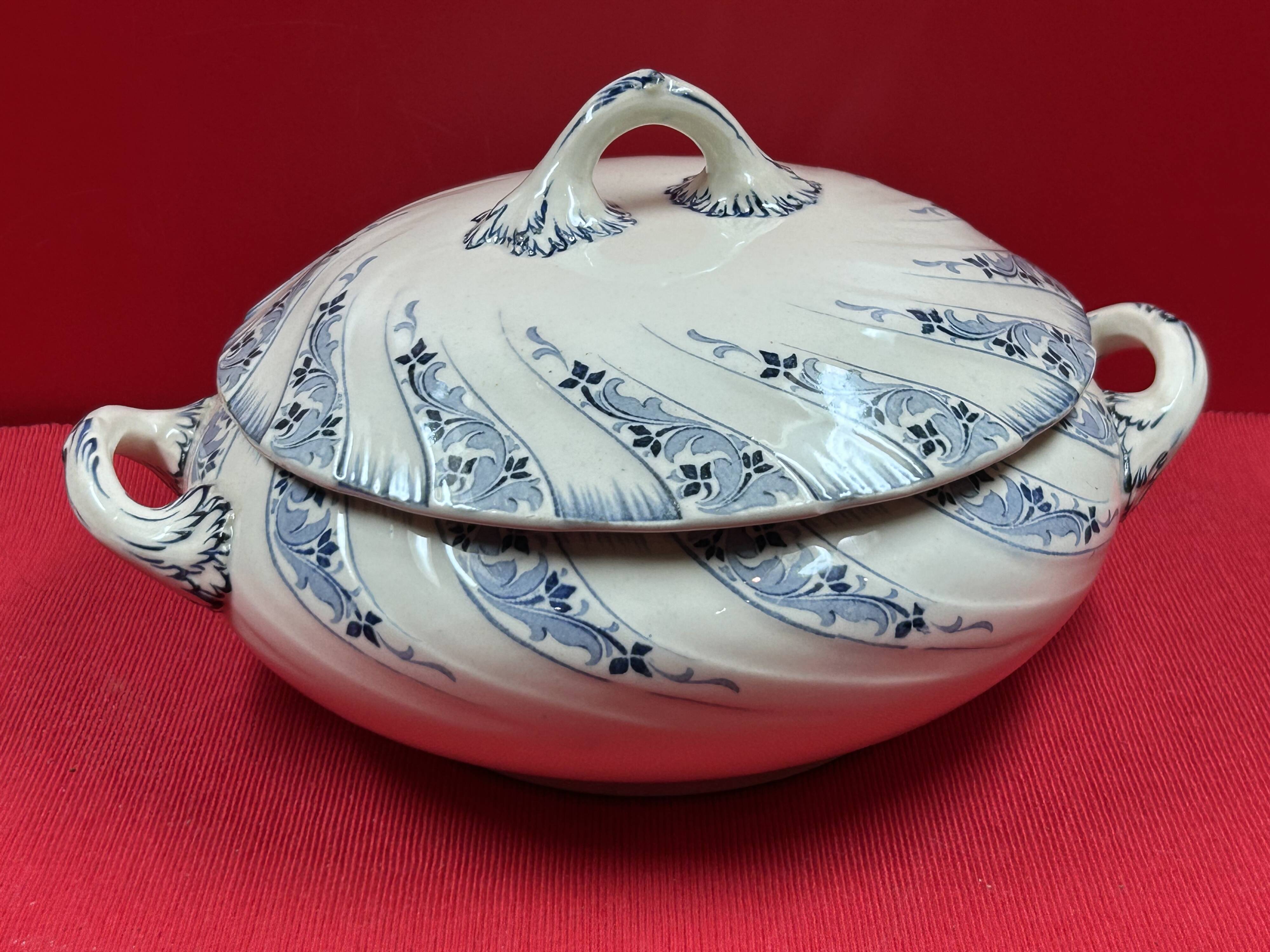 Antique Lunéville earthenware tureen, 28 x 22 x 16 cm