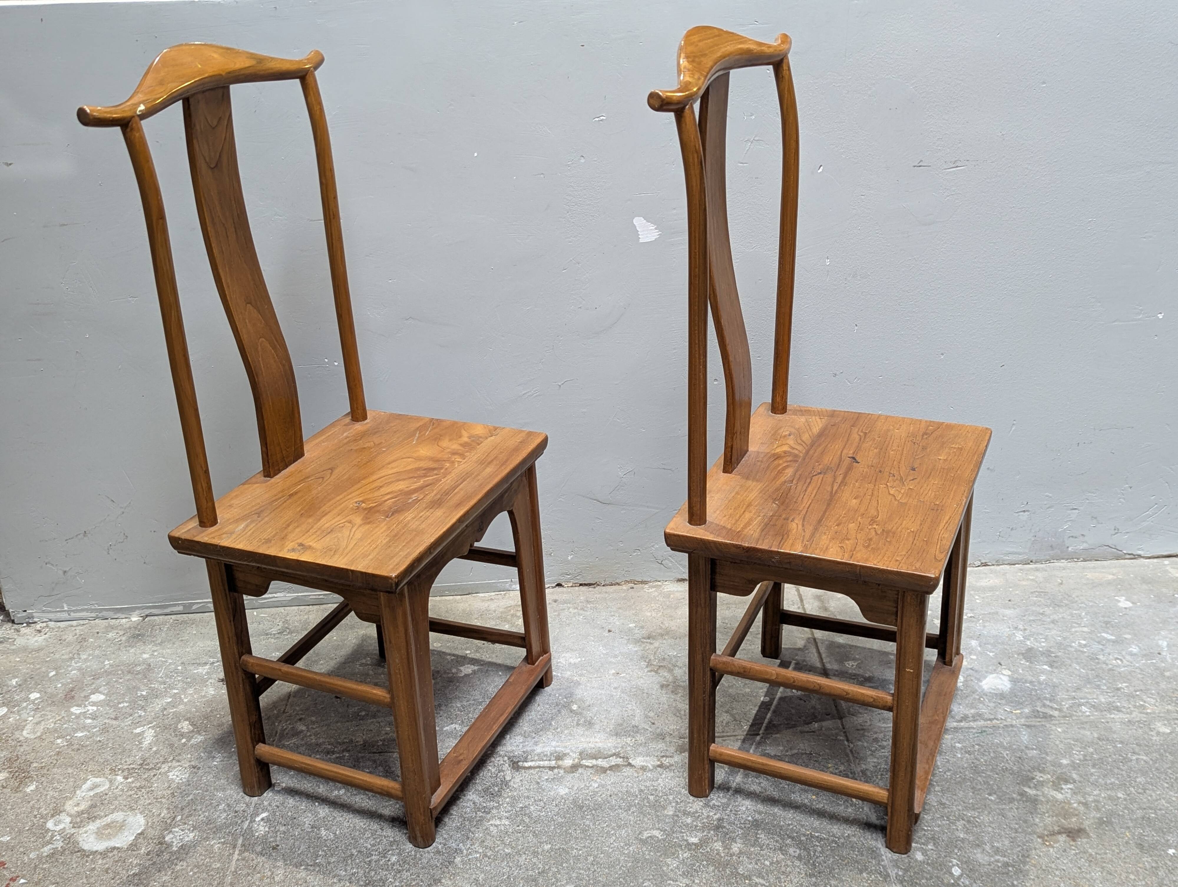 Paire de chaises chinoises en orme