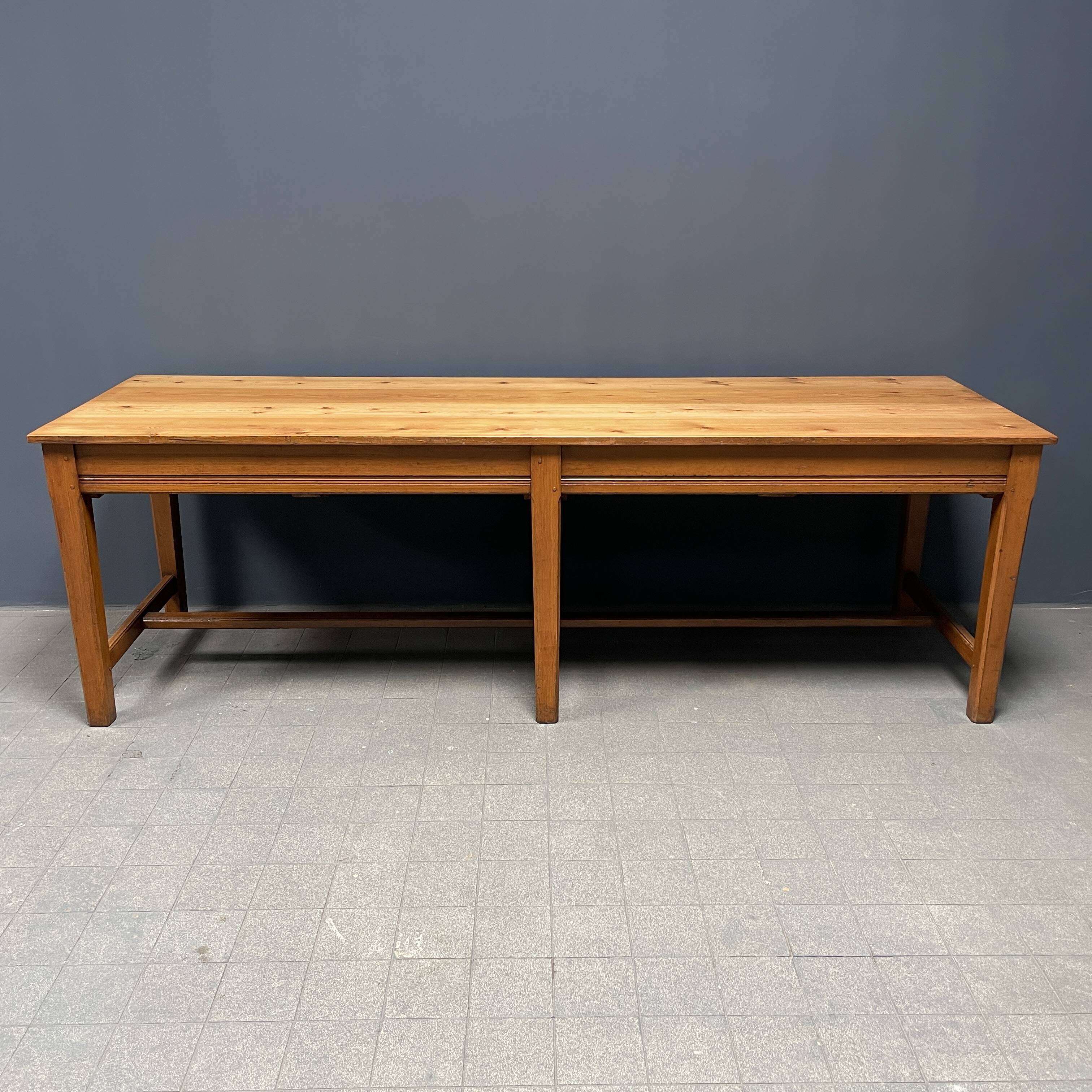 Grande table à draperie en bois antique