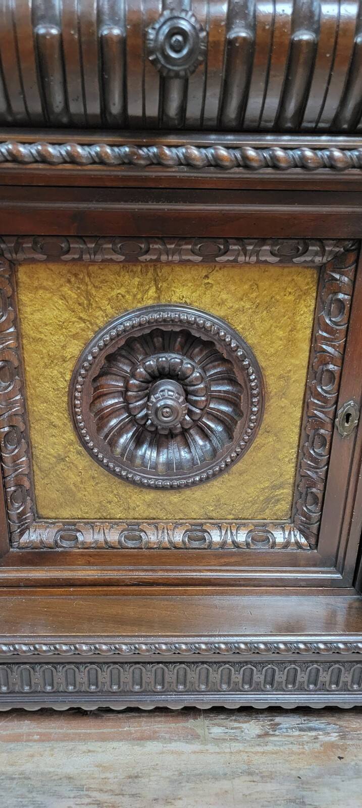 Buffet cabinet style Renaissance a caches secretes en noyer et orme époque