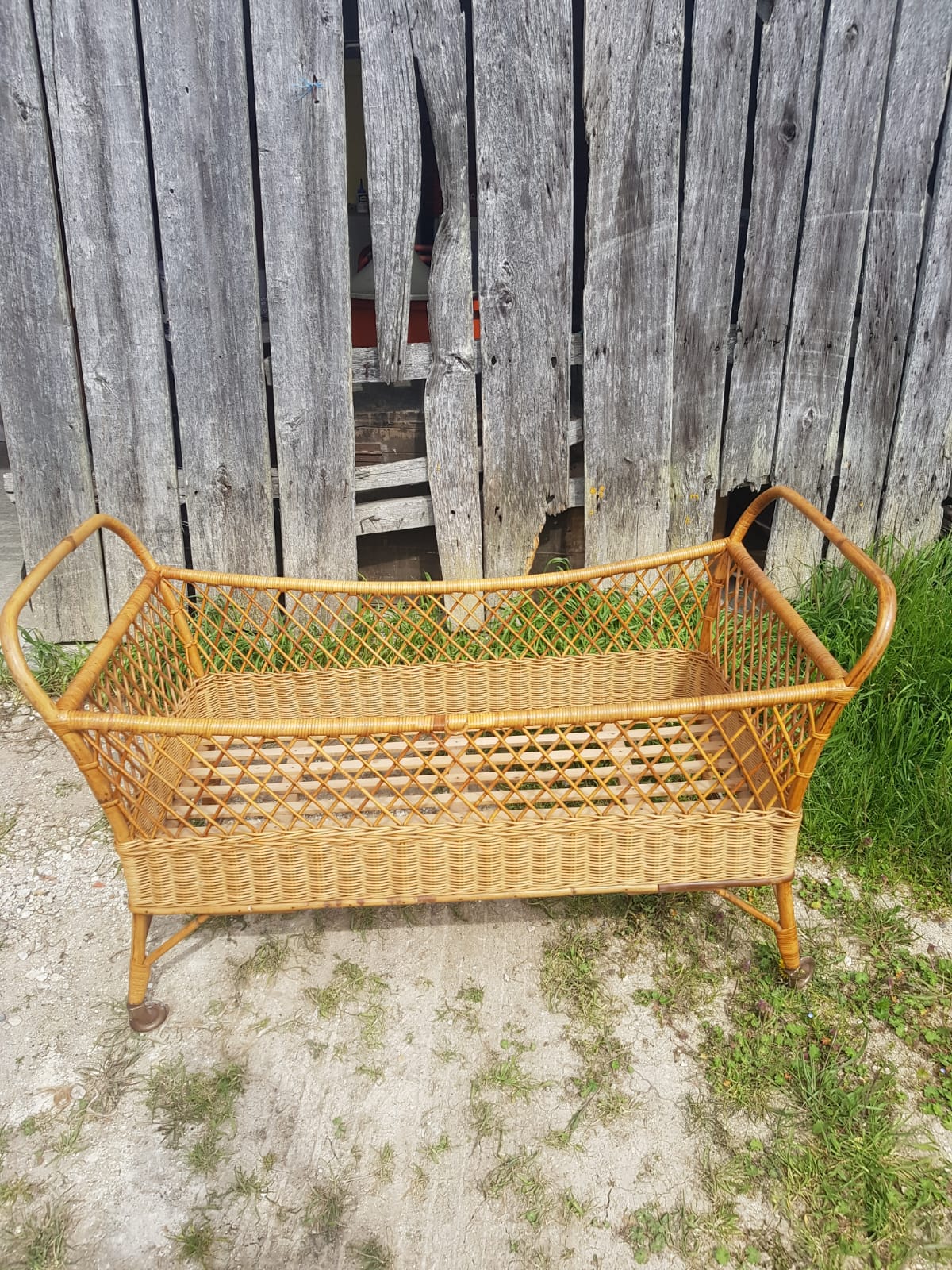 Former cradle bed baby rotin curved on vintage 60s roulettes