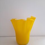 Vase mouchoir en opaline jaune satinée