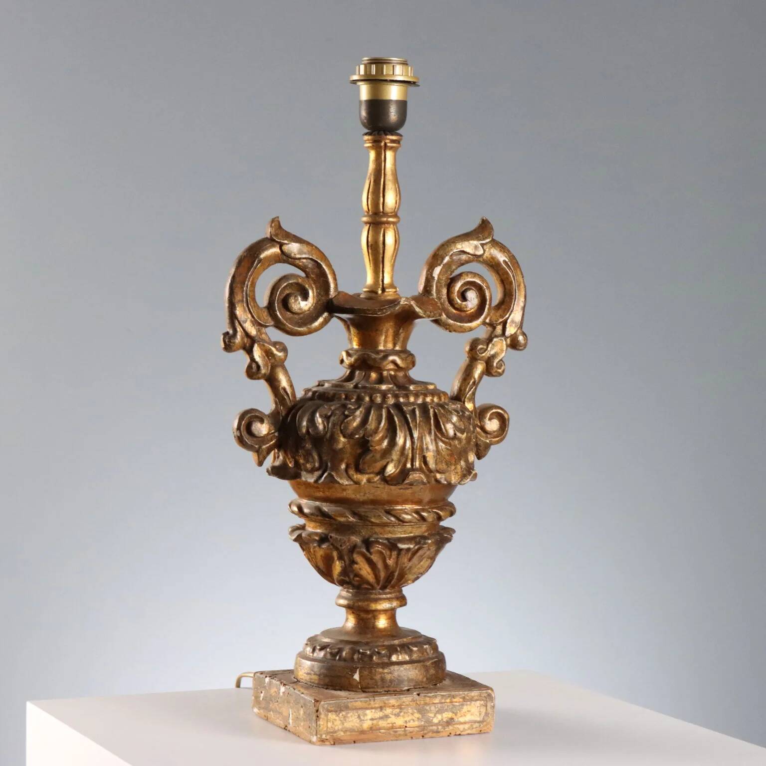 Lampe ancienne en forme de vase néoclassique en bois doré XIXe siècle