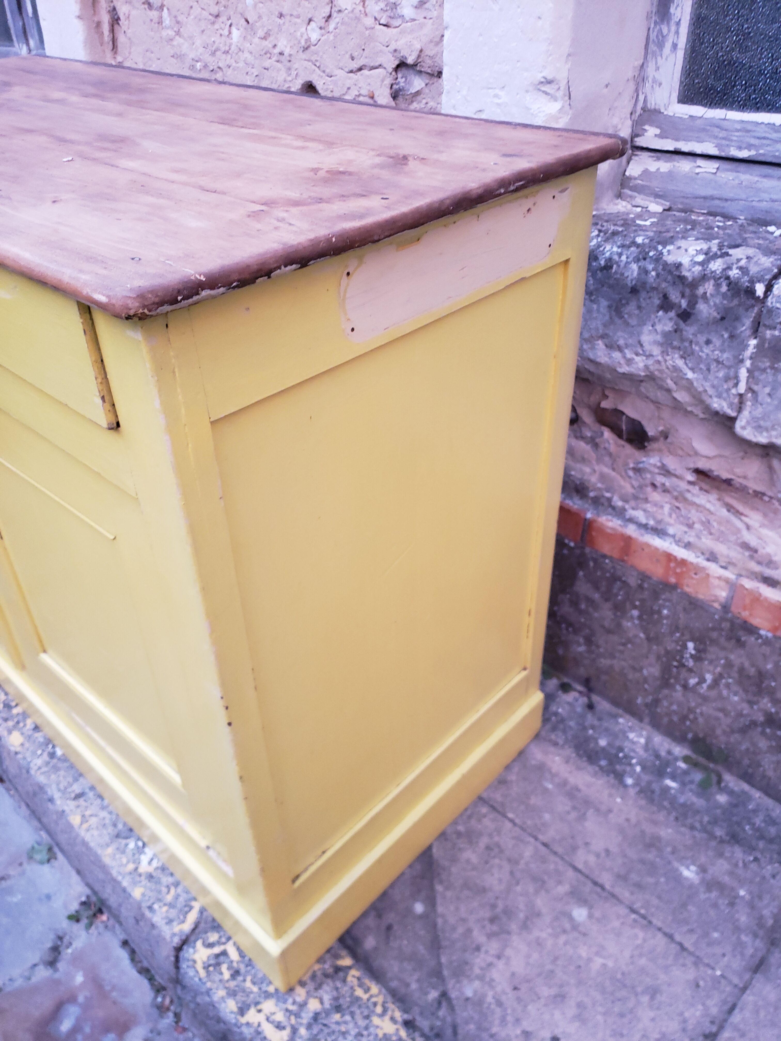 Lemon yellow country buffet