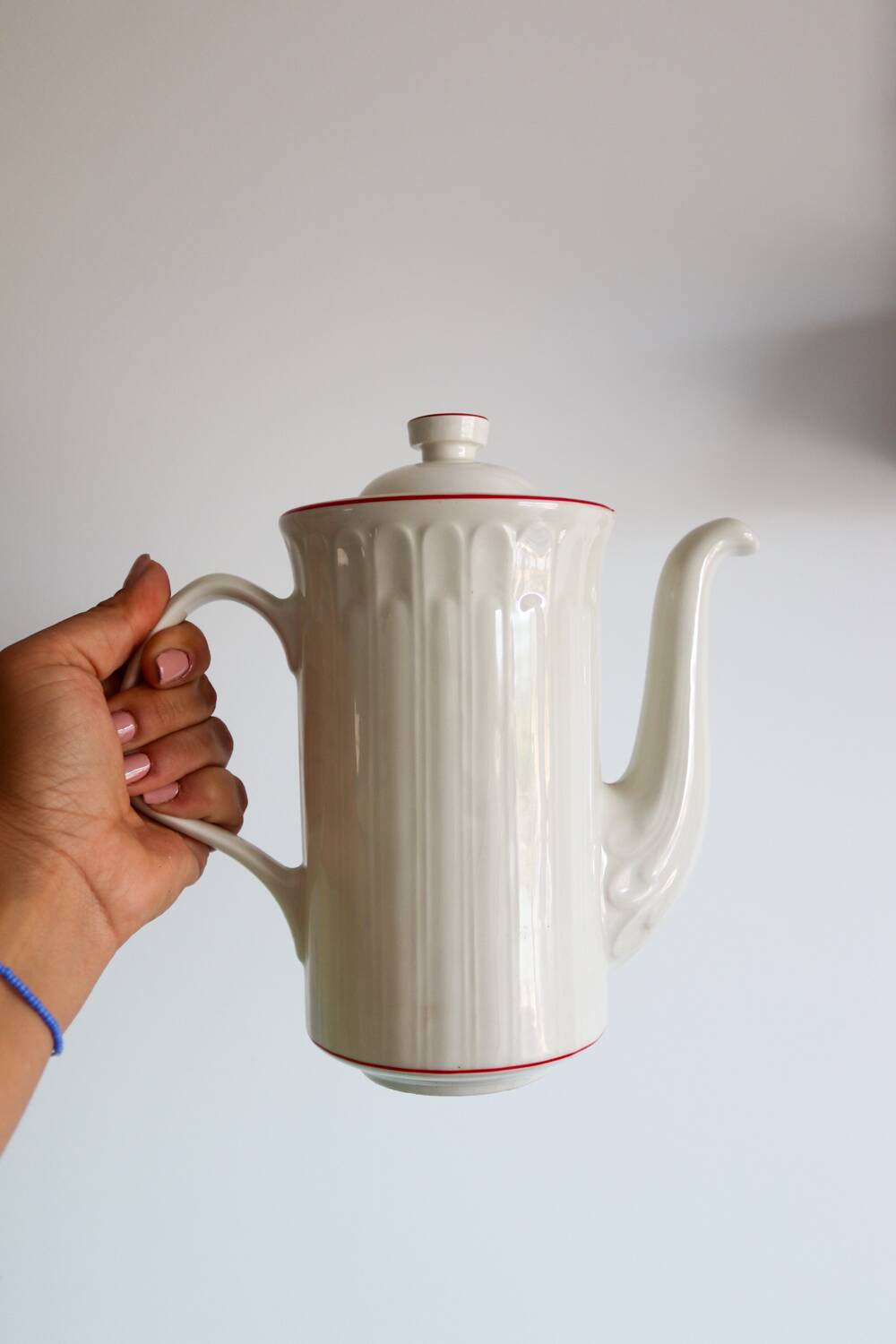 White porcelain coffee pot with red stripes – Model “Acanthus”