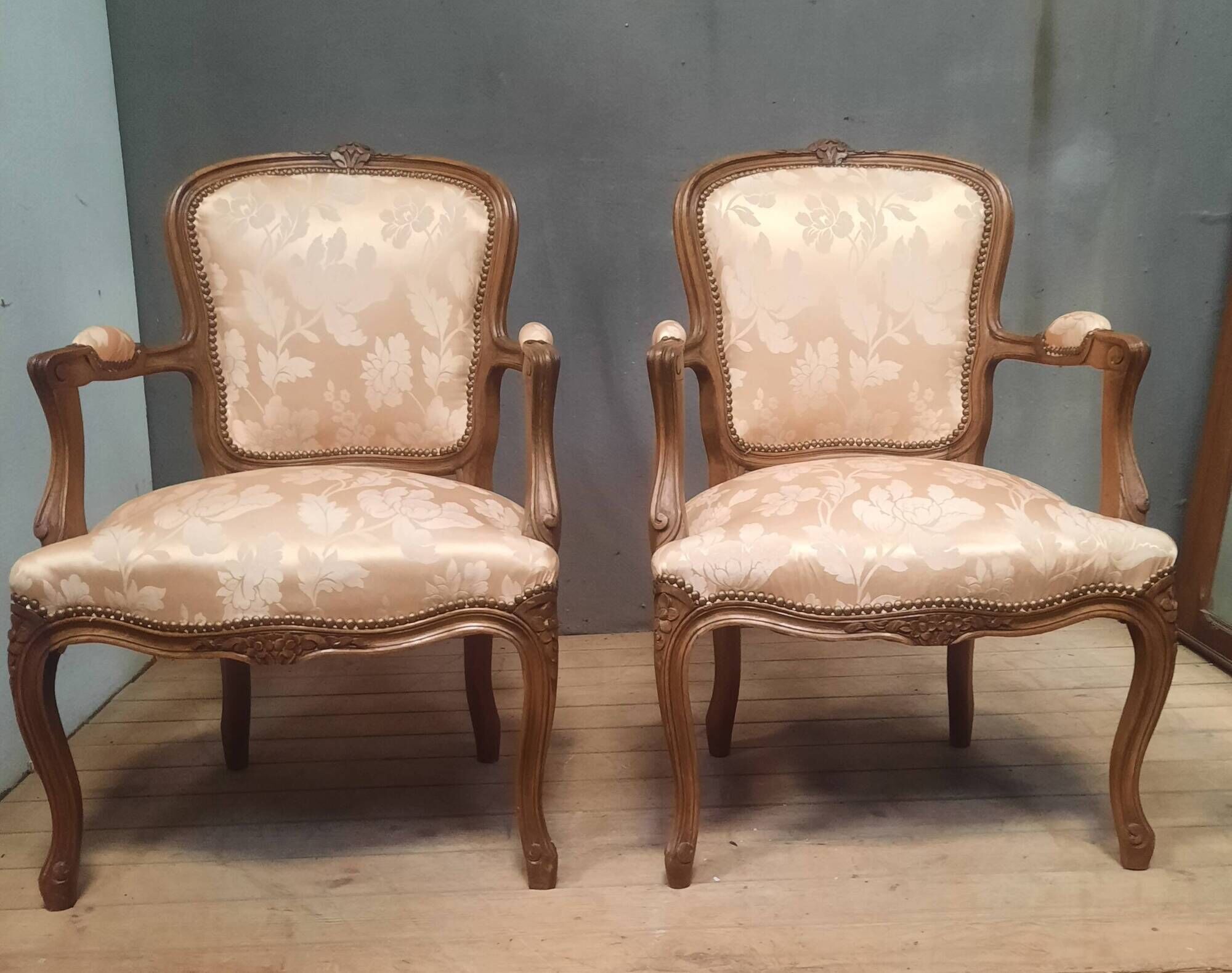 Paire de fauteuils tapissés de style Louis XV