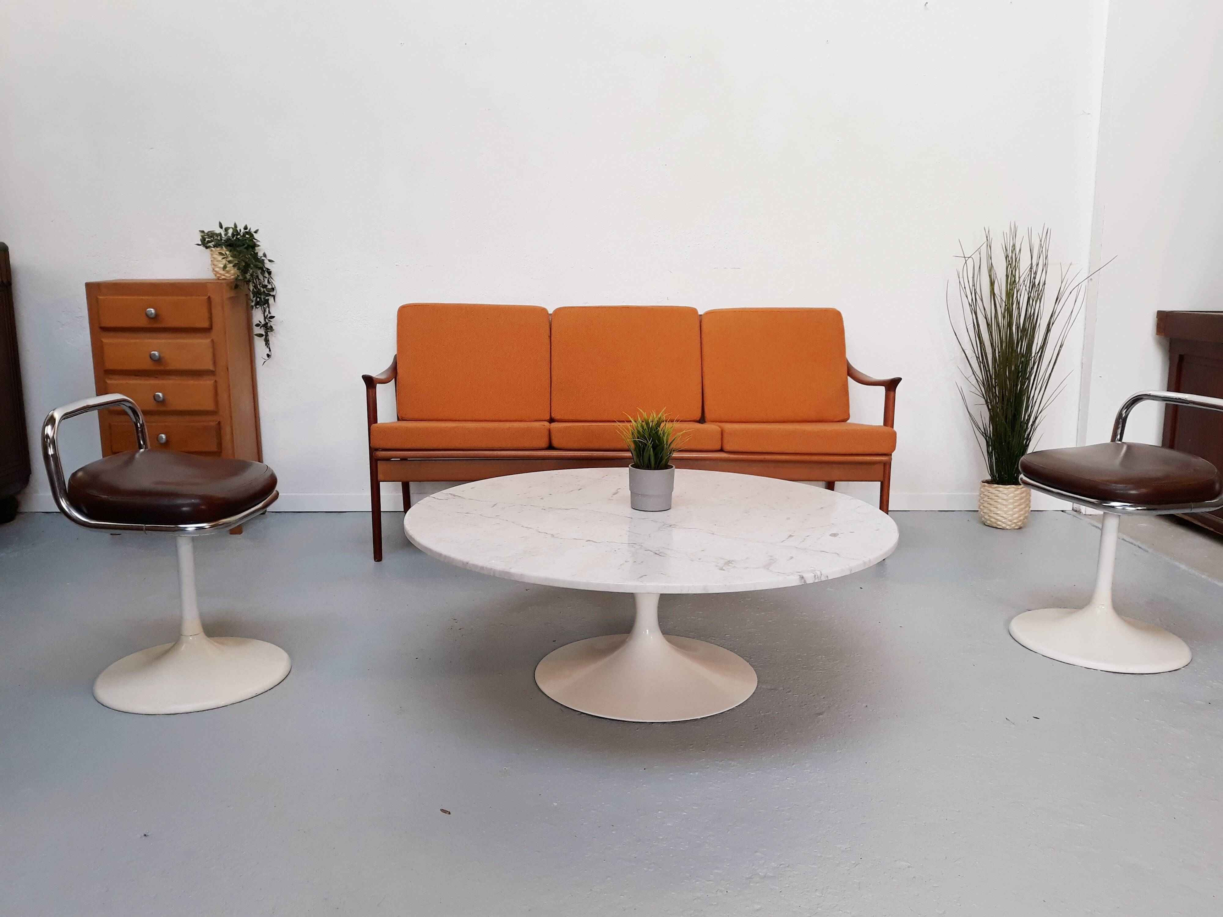 Tulip coffee table by Eero Saarinen for Knoll International