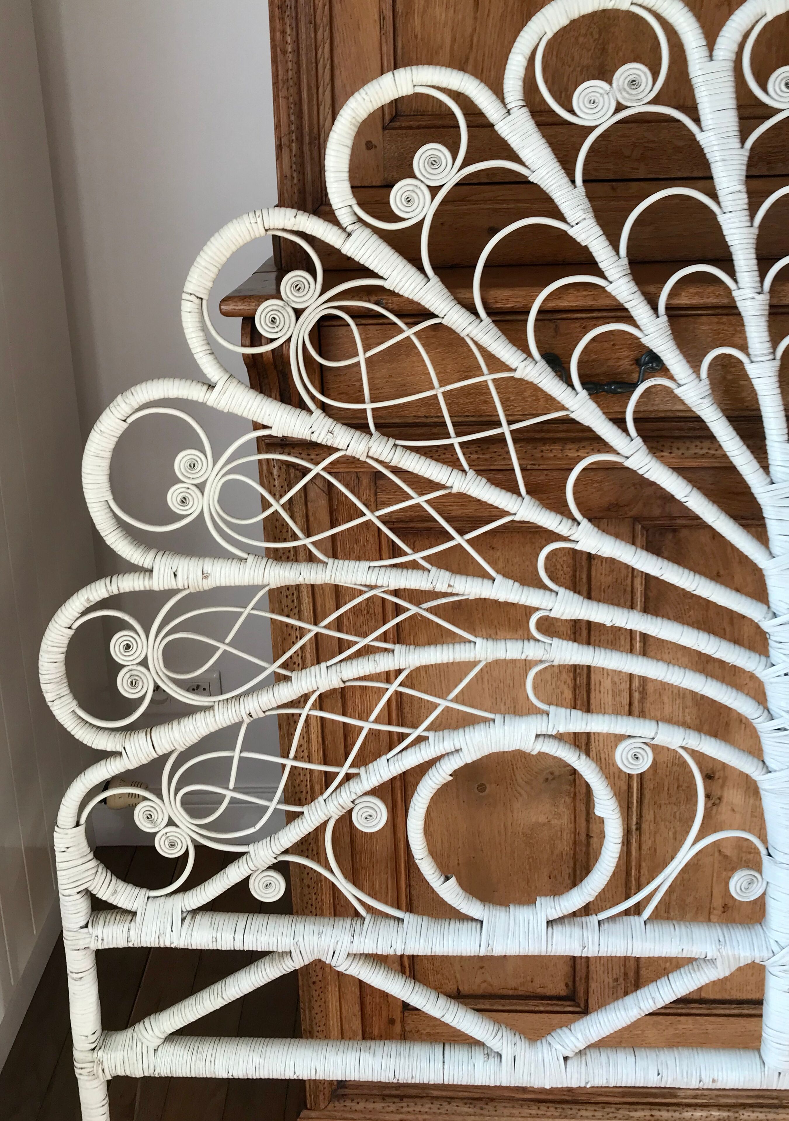 Rattan headboard & white wicker peacock tail décor 50-60s