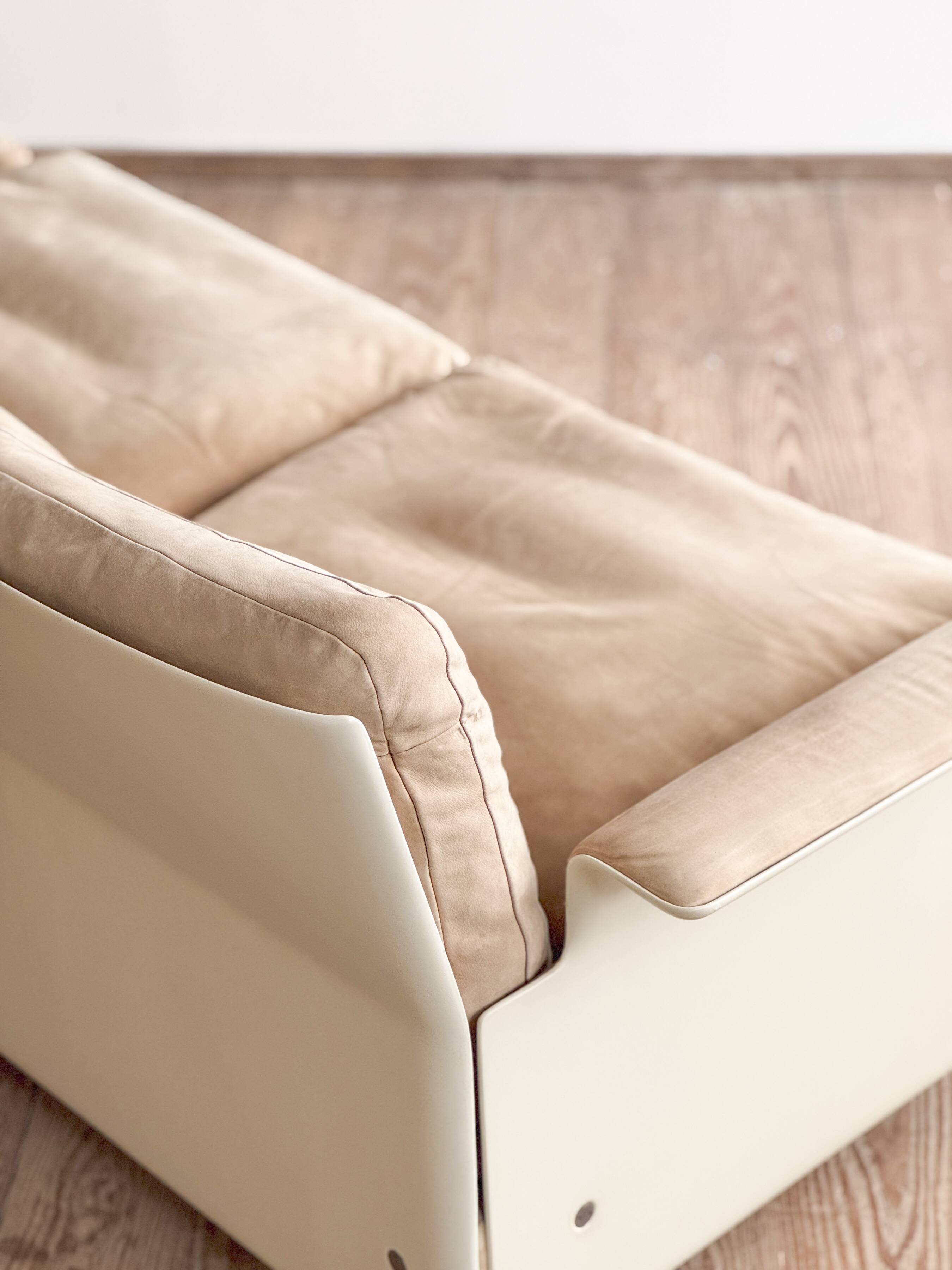 Canapé design 620 en suédine beige par Dieter Rams pour Vitsœ – Mid-Century
