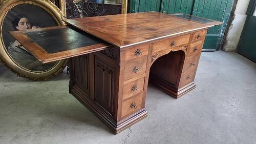Ancien bureau 9 tiroirs en noyer de style gothique ref je