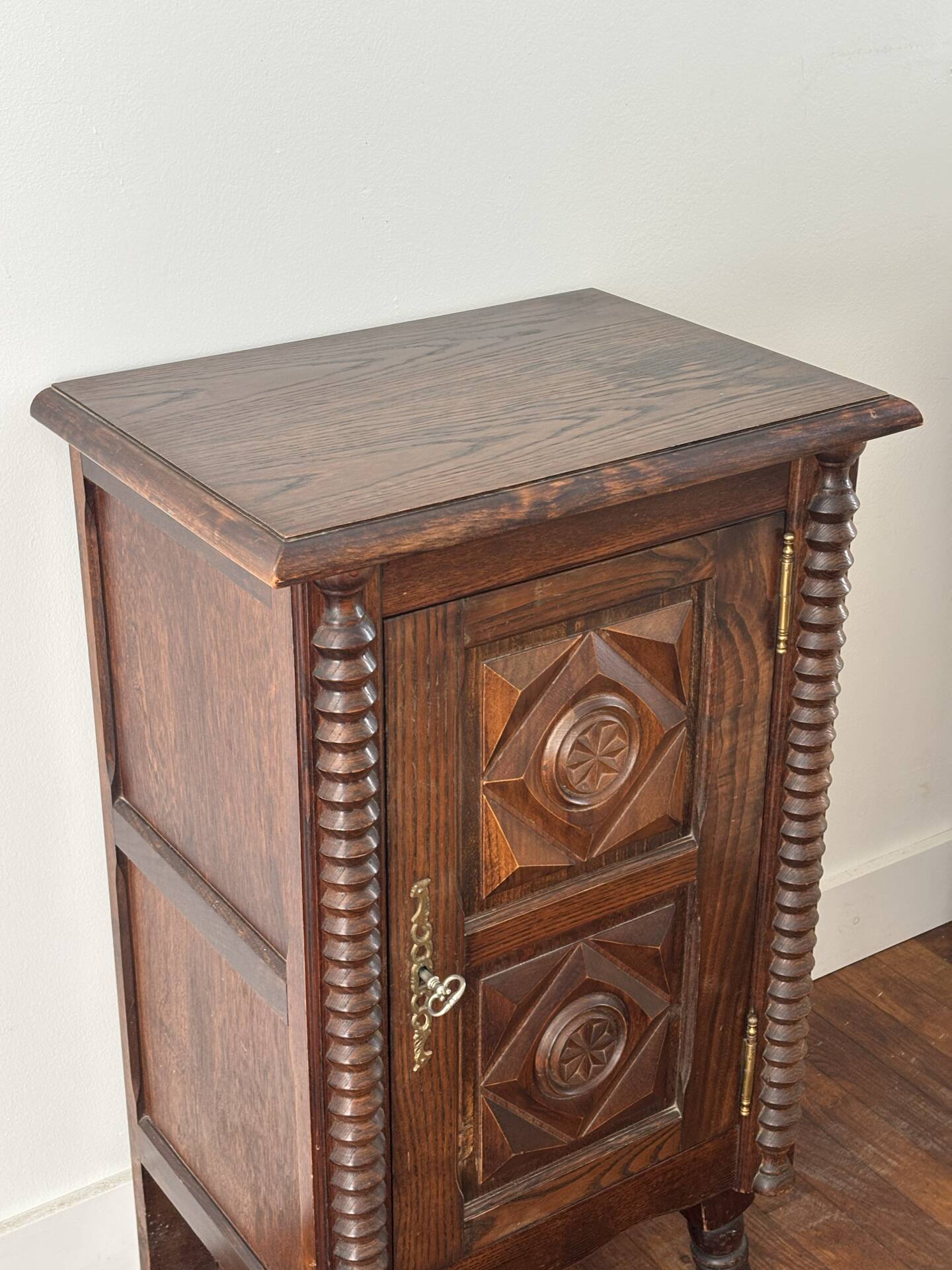 Meuble de rangement neo régionaliste 