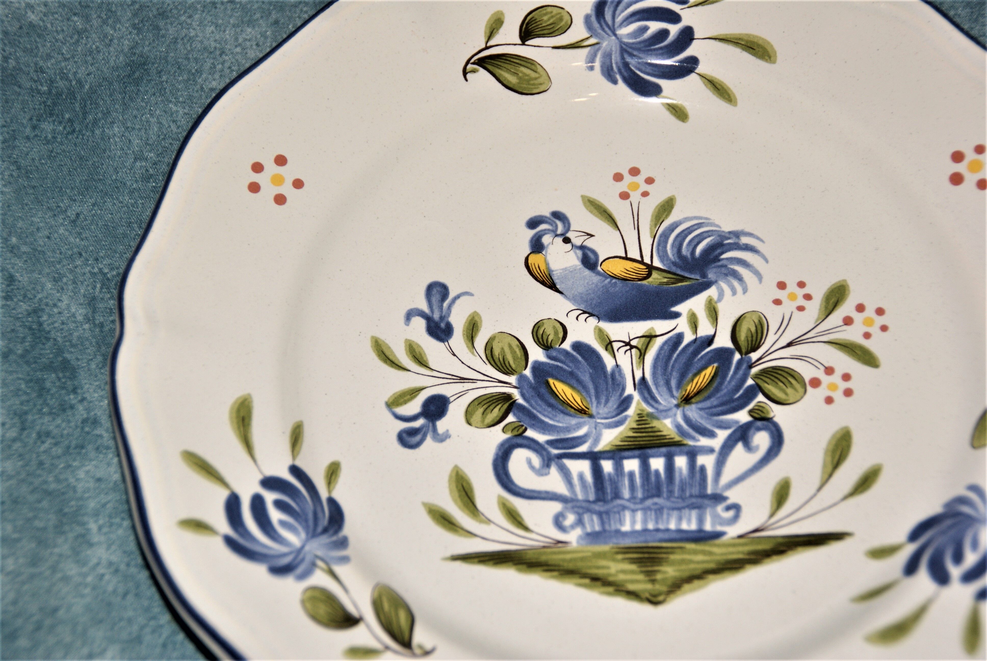 Plate decorated with a rooster earthenware from Lunéville