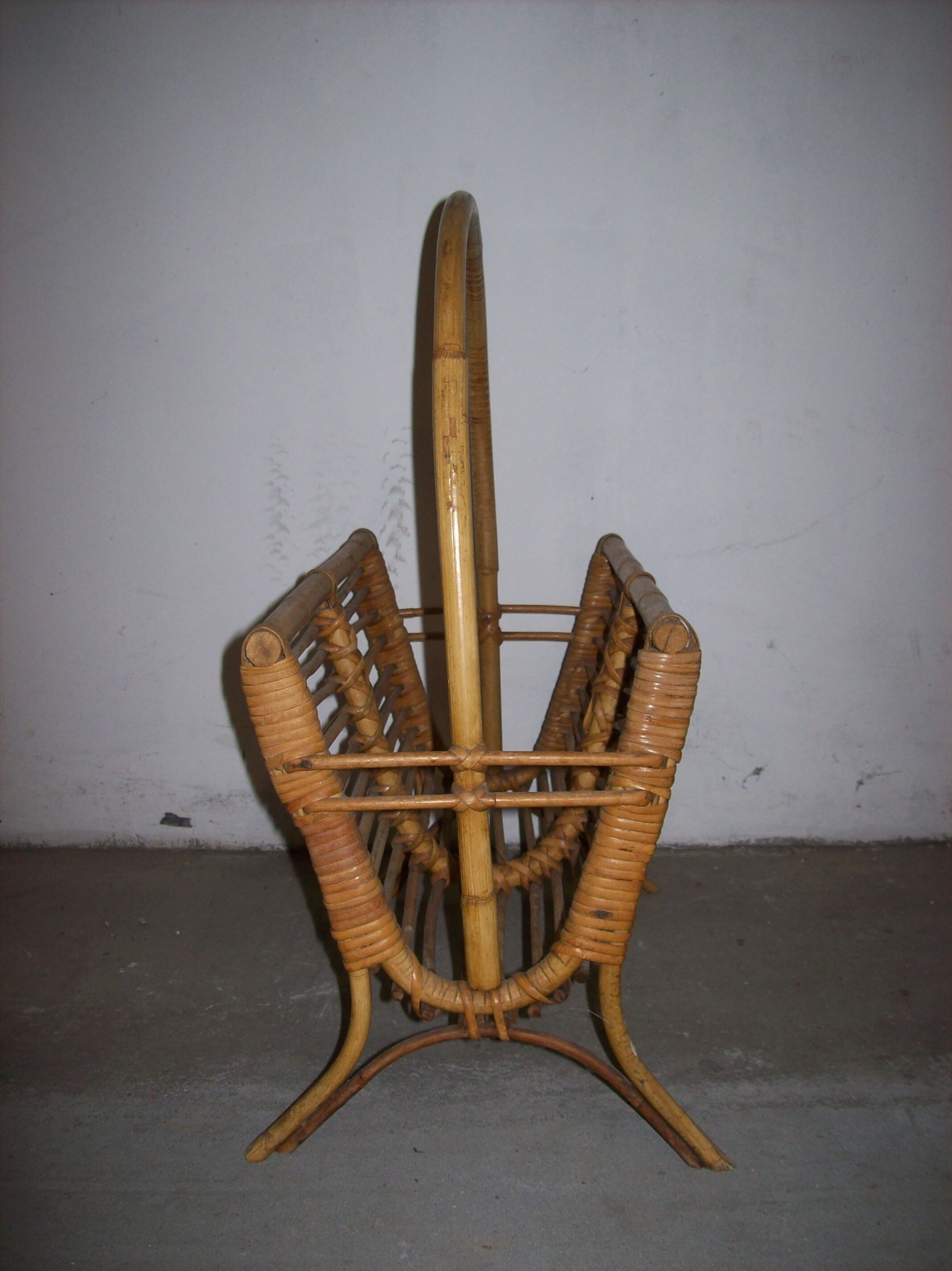 Rattan magazines holder