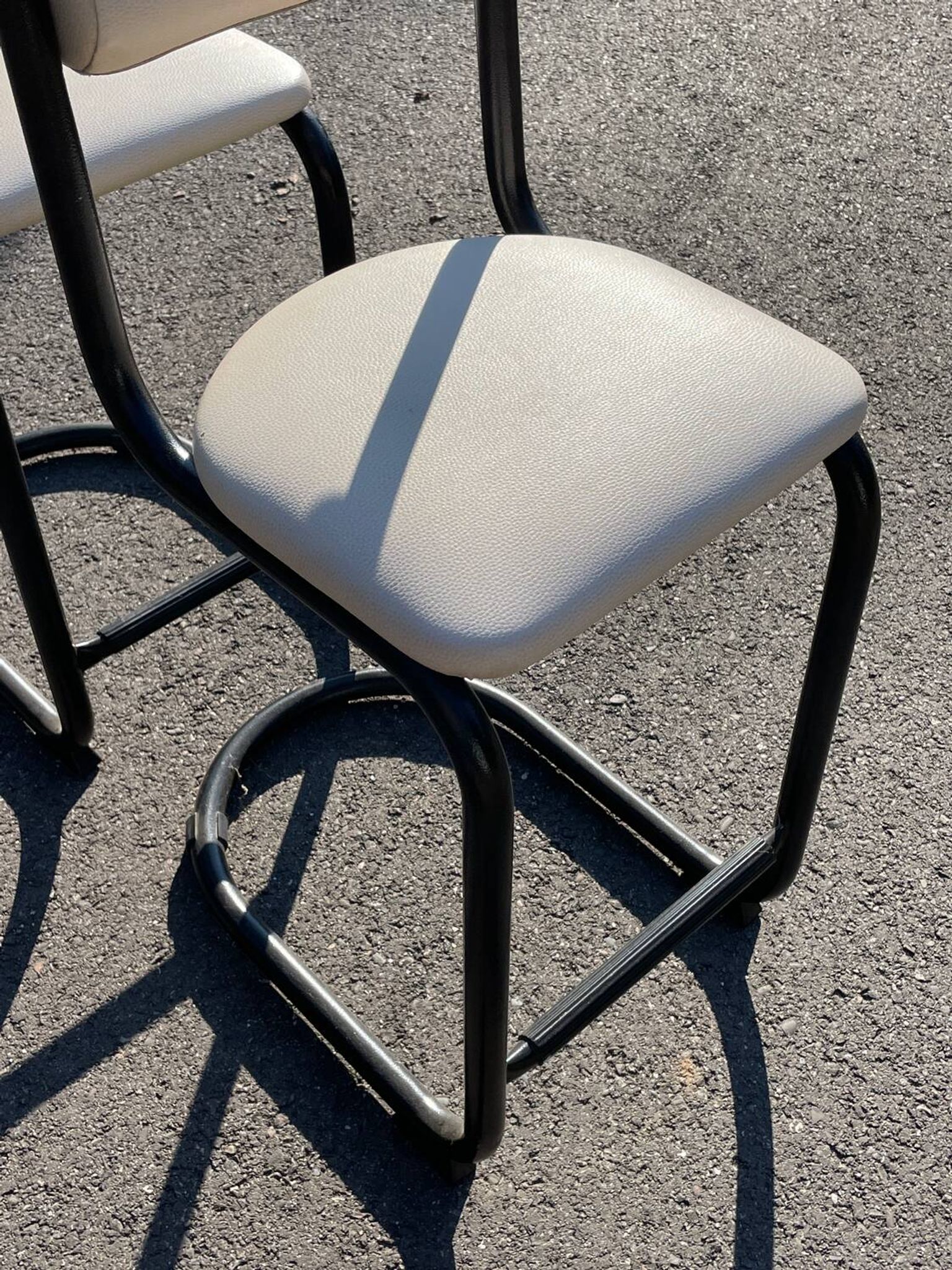 Paire de chaises hautes 1980 cuir et métal