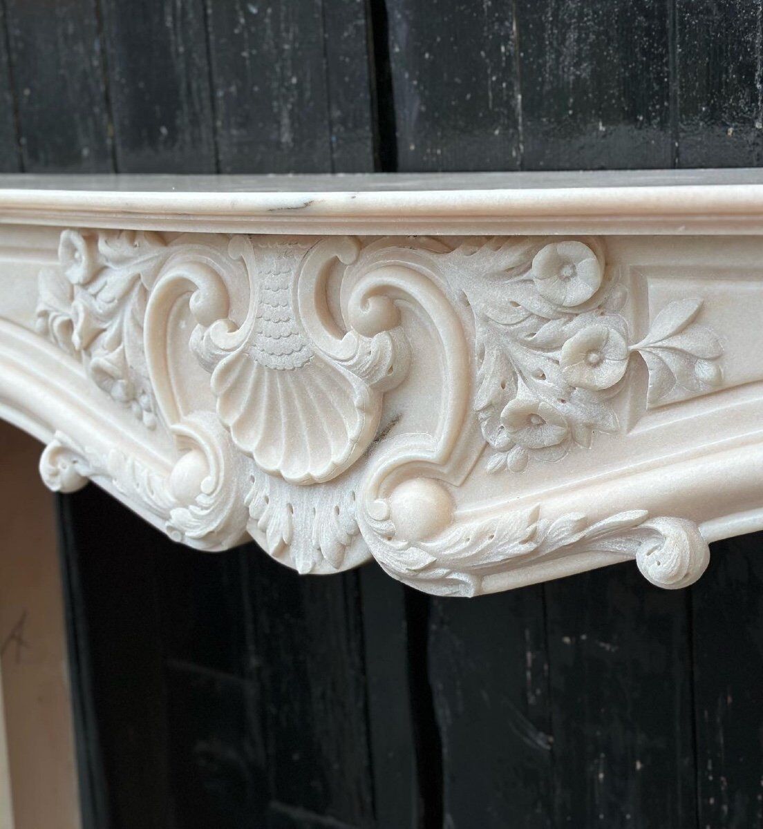 Cheminée de style Louis XV en marbre rose vers 1980