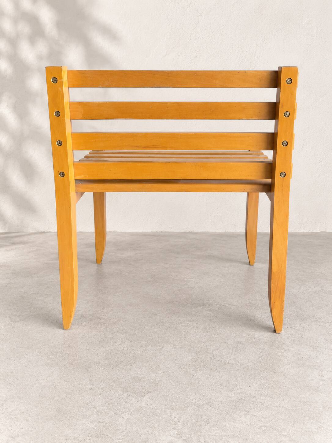 Fauteuil bas vintage en bois à lattes – design moderniste