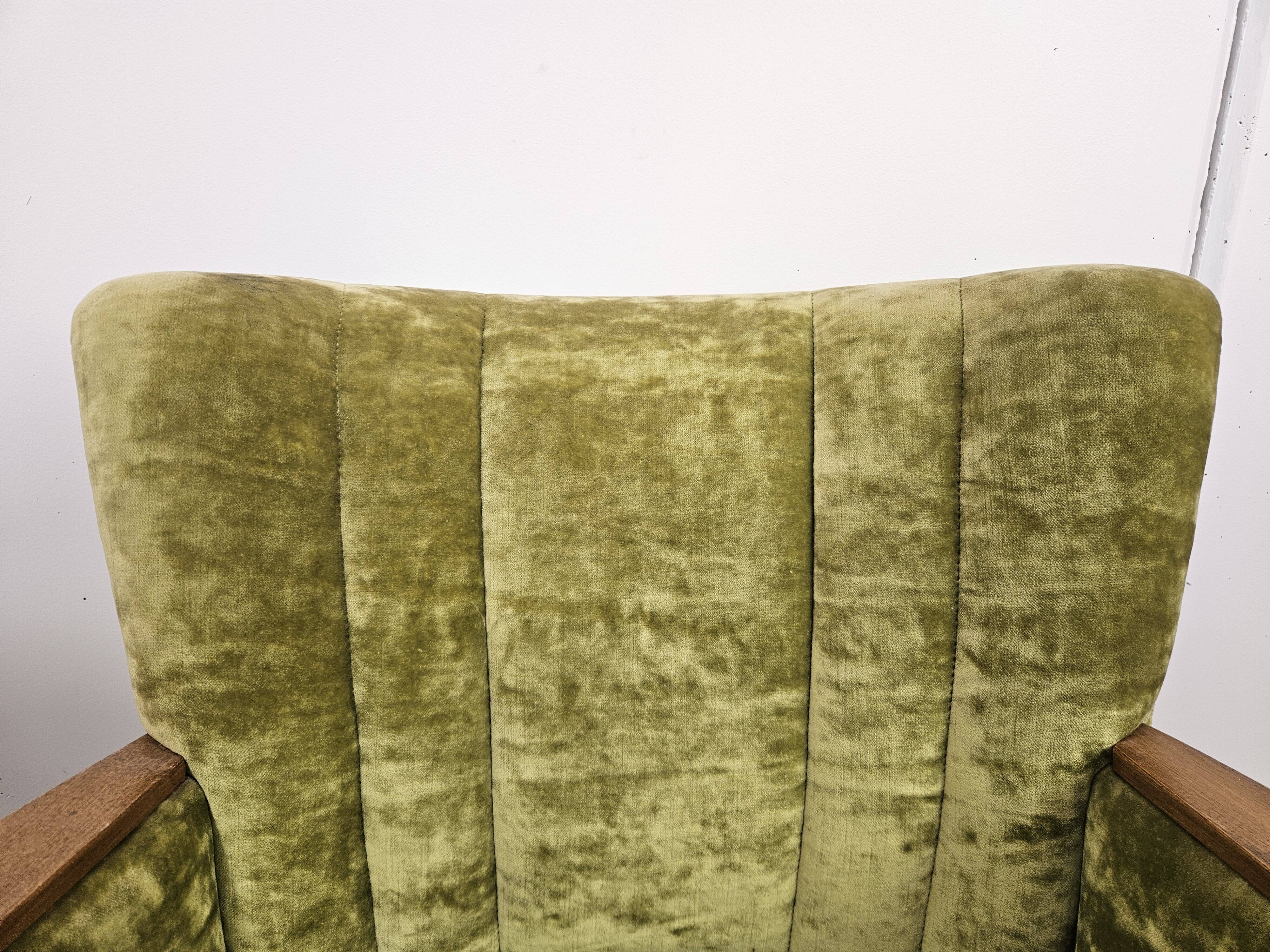 Deux fauteuils cocktail en tissu vert des années 1950 à roulettes
