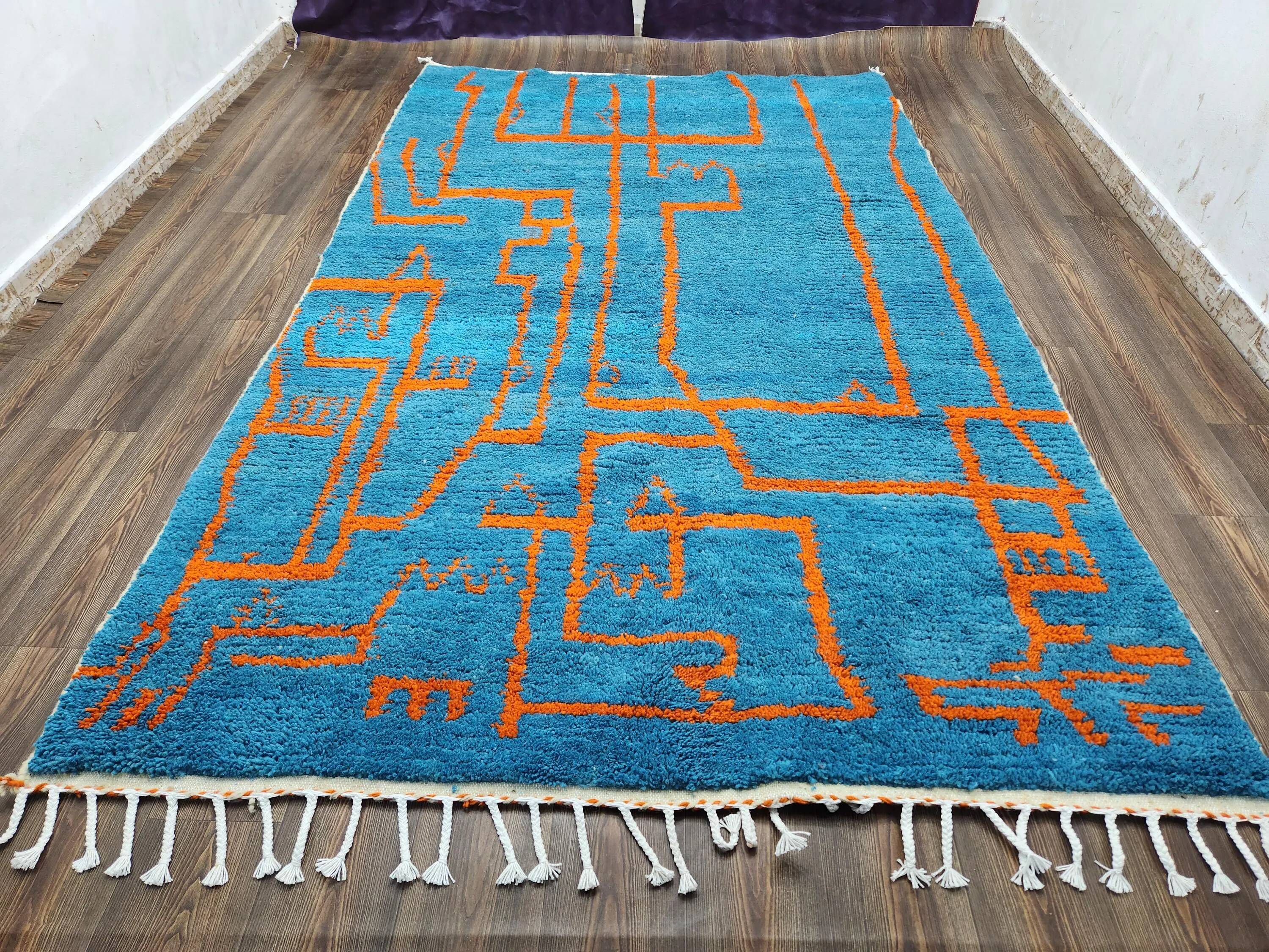 Large Moroccan rug made of natural wool, dimensions 250x150 cm, handmade.