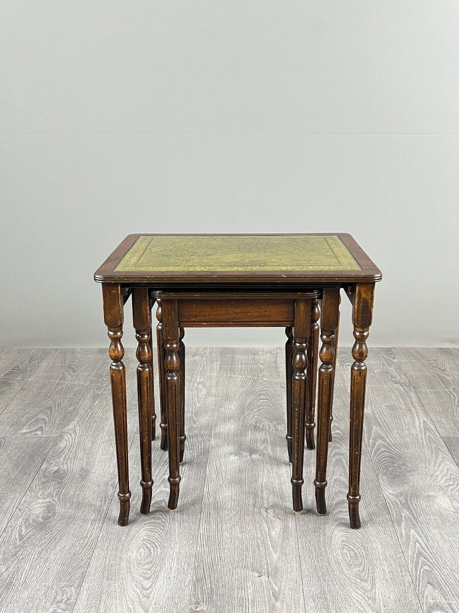 Set of 3 nesting tables in wood and green leather, 20th Century