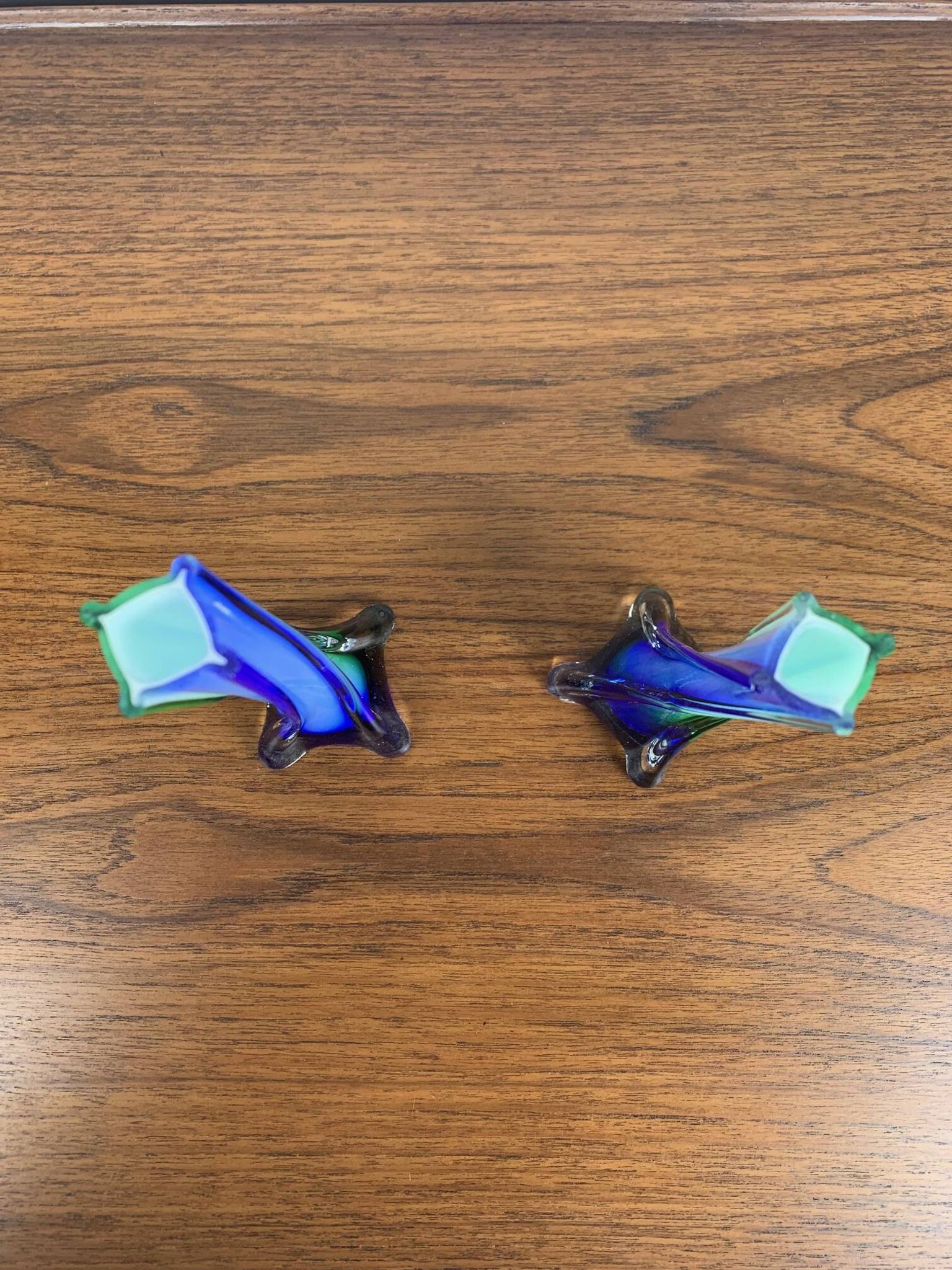 Duo de soliflores en verre soufflé de style Murano, vert et bleu
