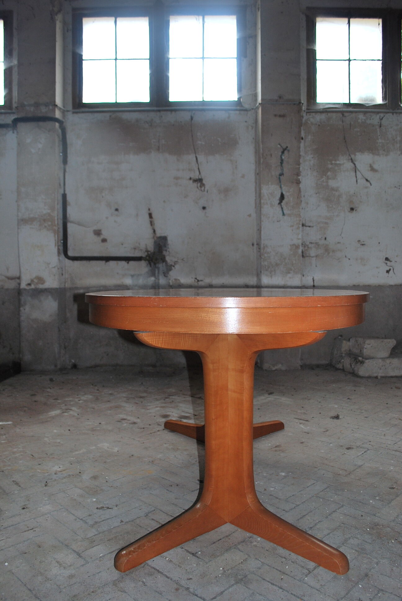 Baumann oval expandable table