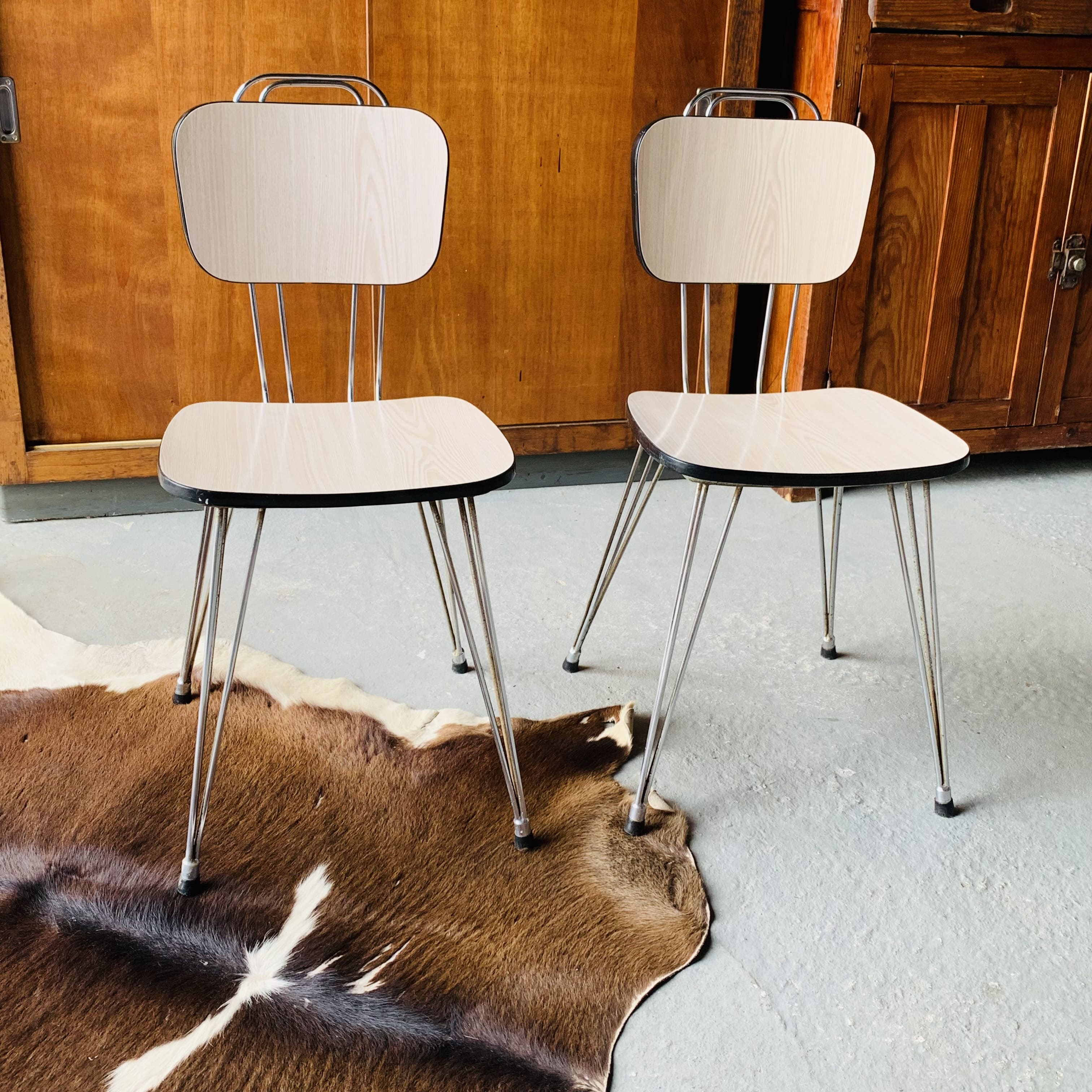 2 formica chairs - eiffel legs