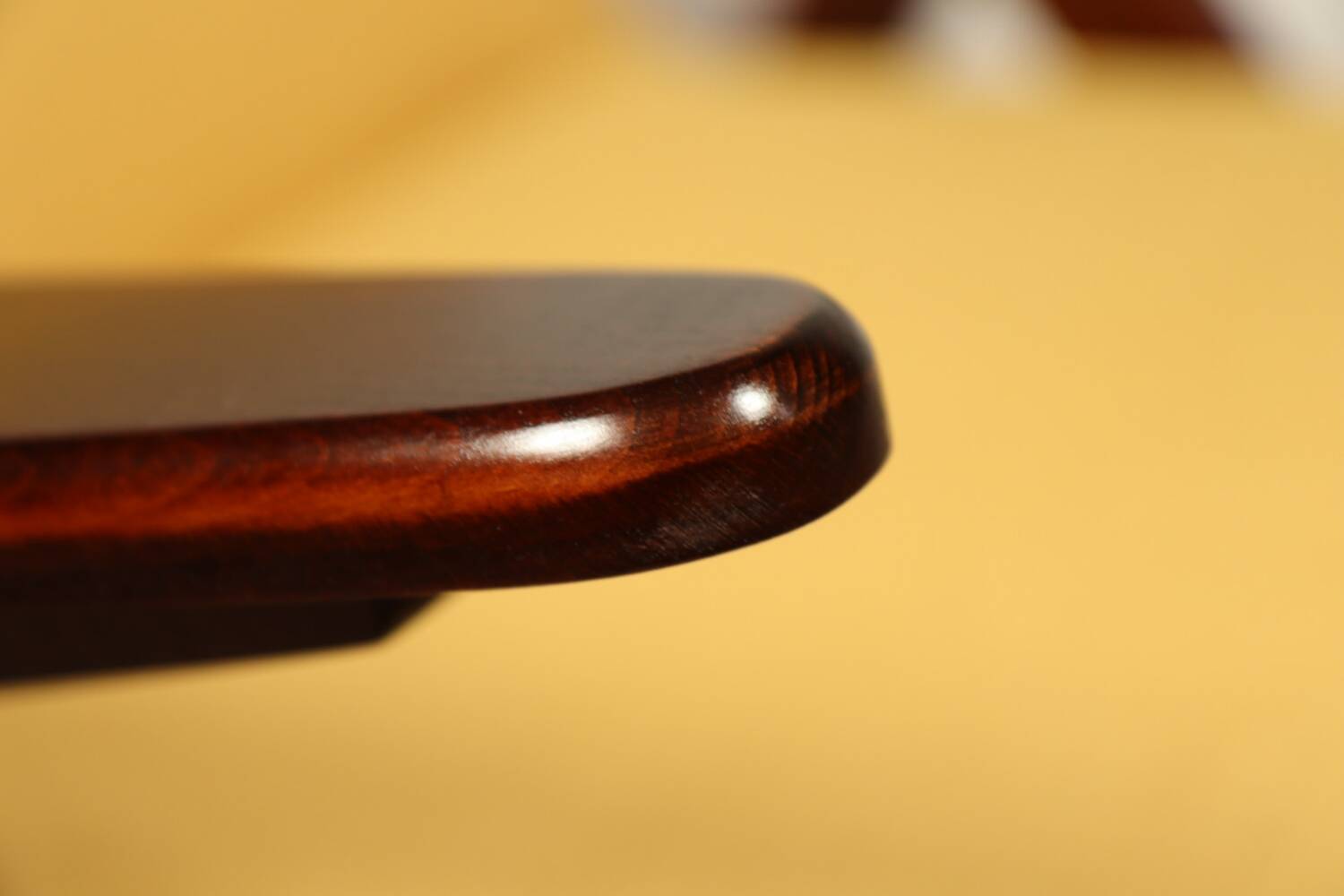 Fauteuil en bois et velours jaune par Chierowski