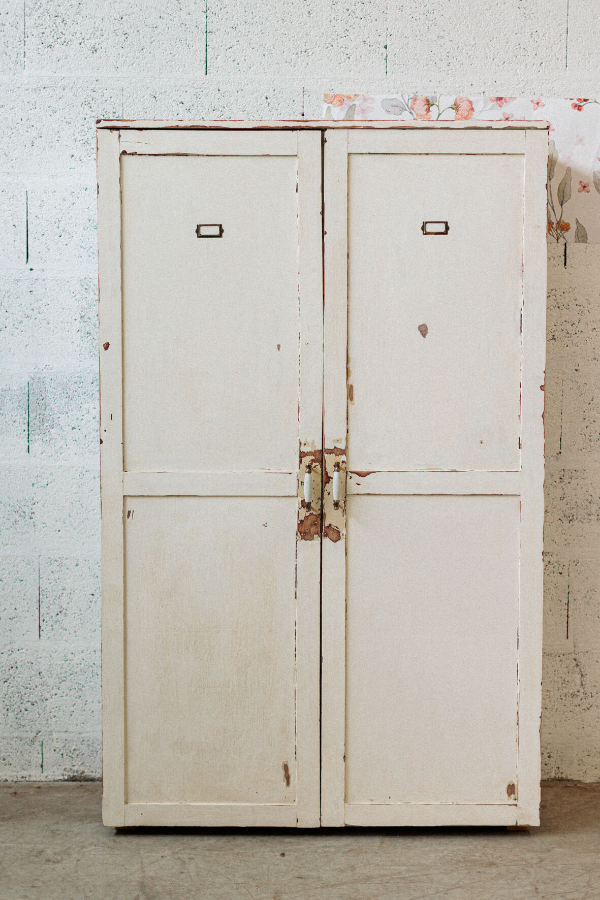 Large white furniture lacquered "buttercup"