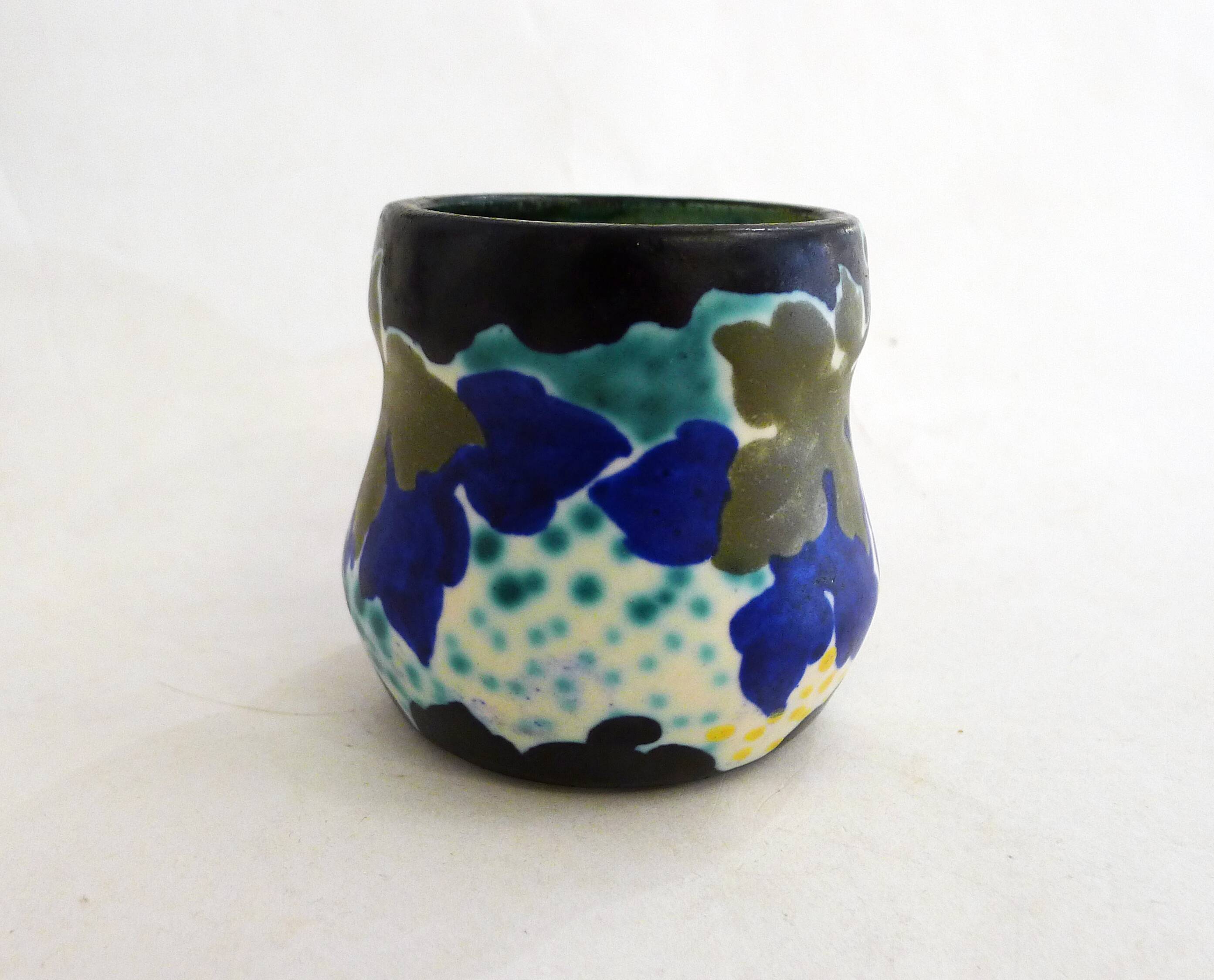 Small matte Art Deco vase / pot Regina Gouda