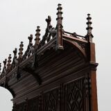 Rare grande armoire néogothique en chêne sculpté à la main du début du XIXe siècle
