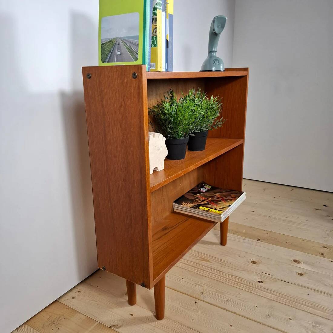 Small Danish mid-century bookshelf in teak – 1960s