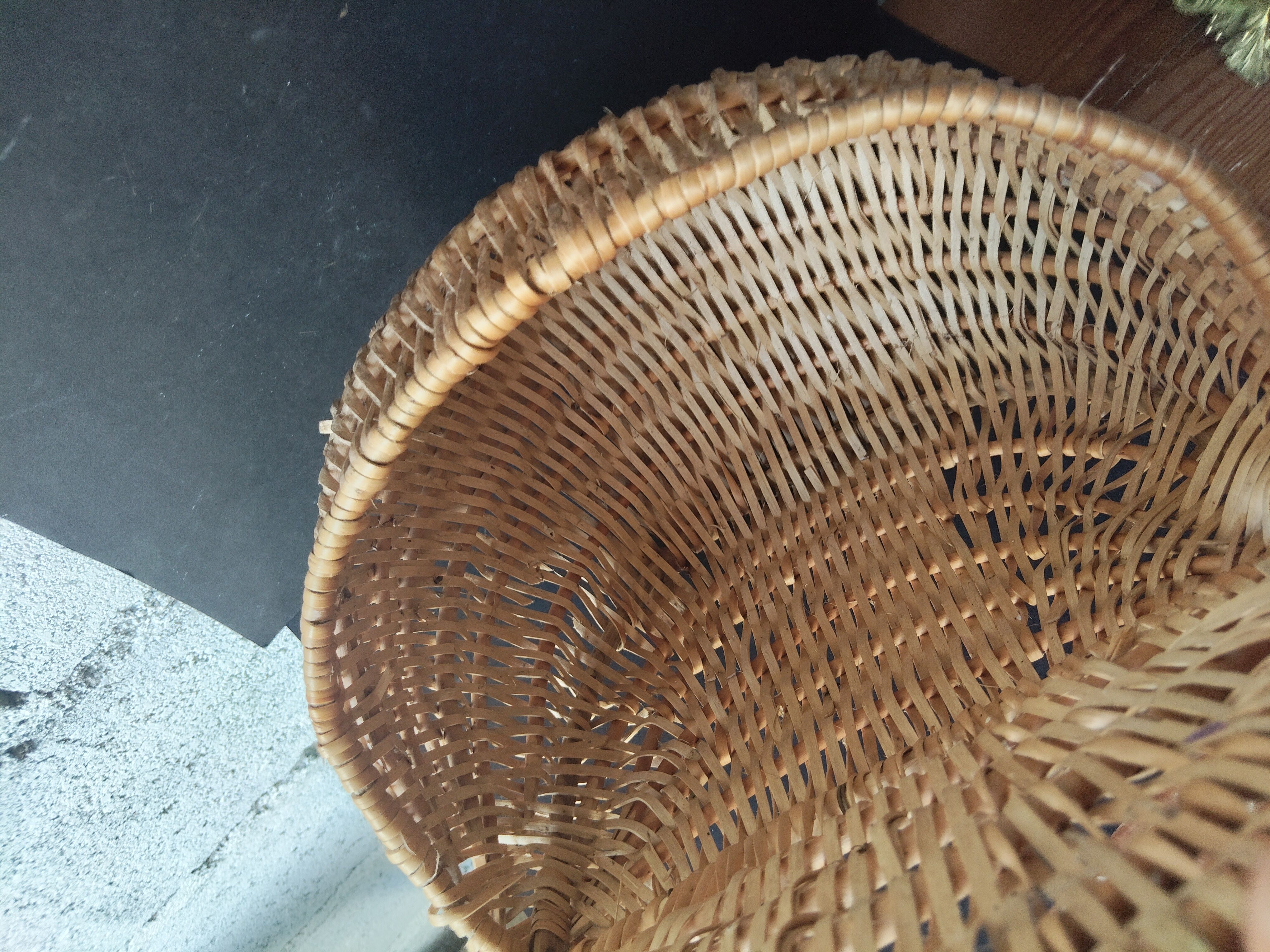 Antique hanging basket in wicker – French artisanal weaving