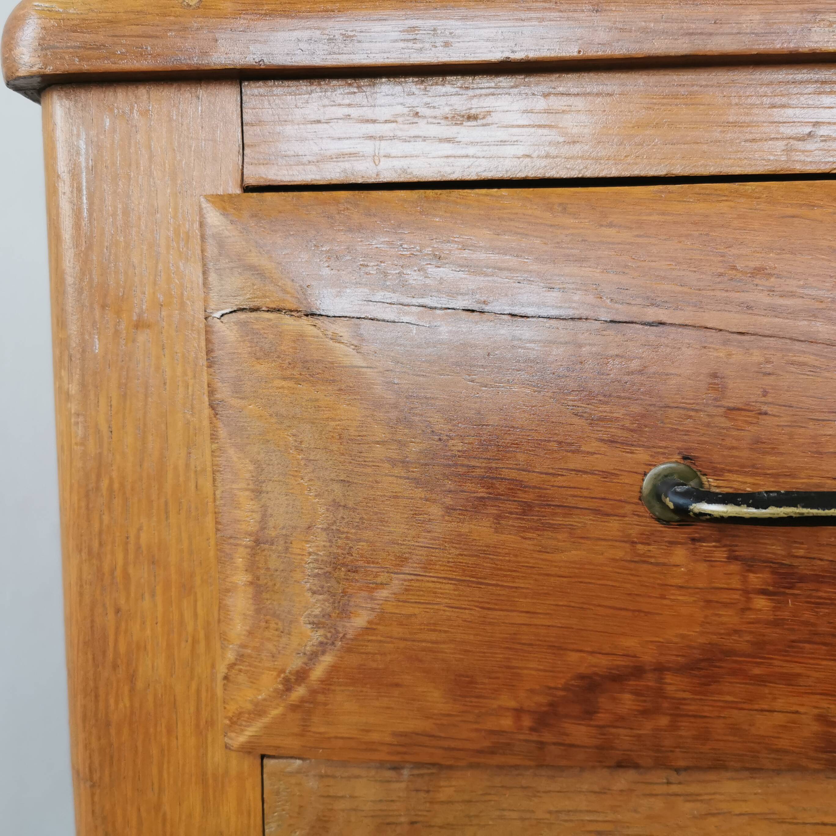 Vintage chest of drawers with compass legs, in oak.